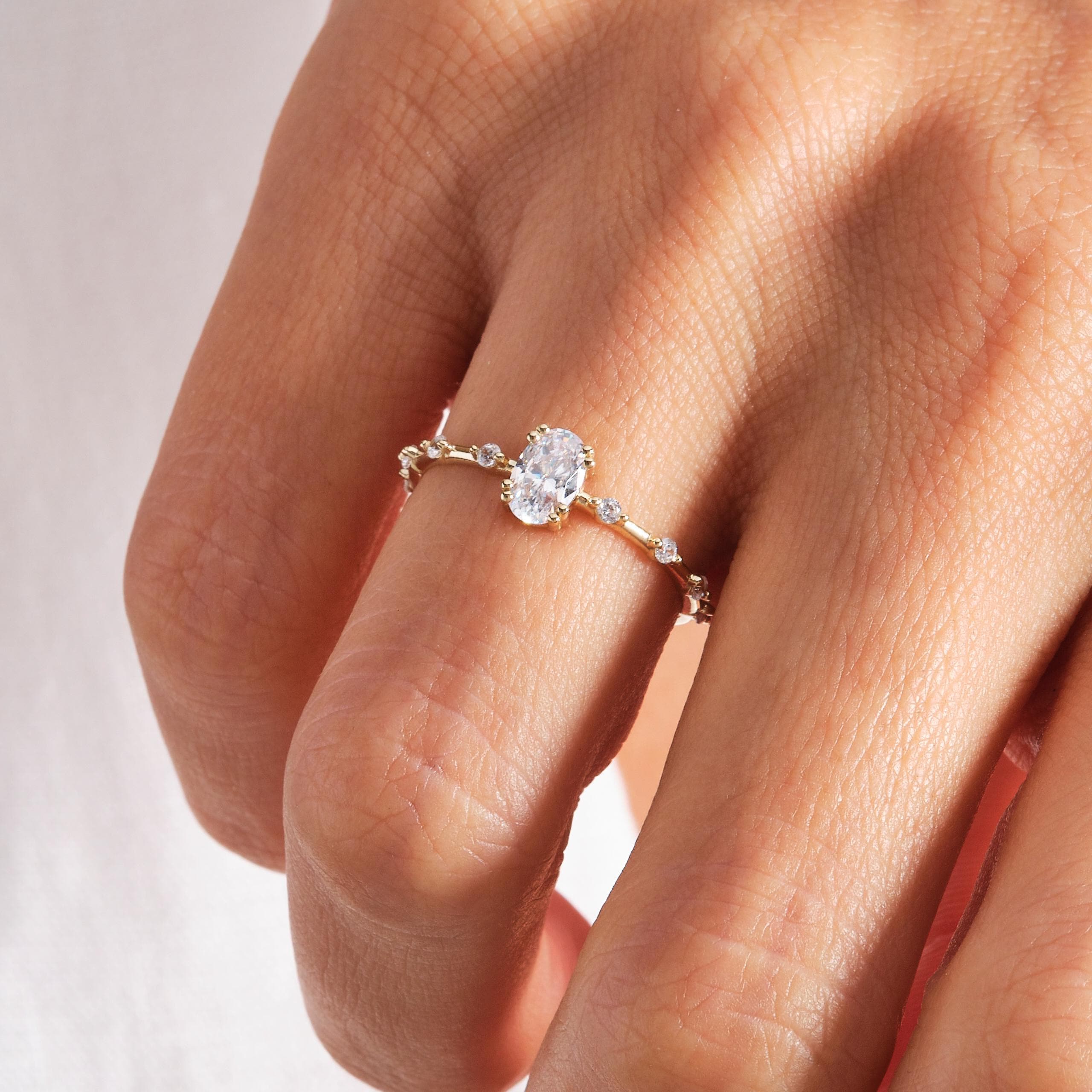 Oval Diamond Engagement Ring – 14K Solid Gold Art Deco Band 💍✨
Timeless elegance meets handcrafted beauty in this Oval Diamond Engagement Ring, designed in a vintage-inspired Art Deco style. Featuring a brilliant 6x4 mm oval-cut diamond (or moissanite) and delicate side stones, this ring radiates refinement from every angle.