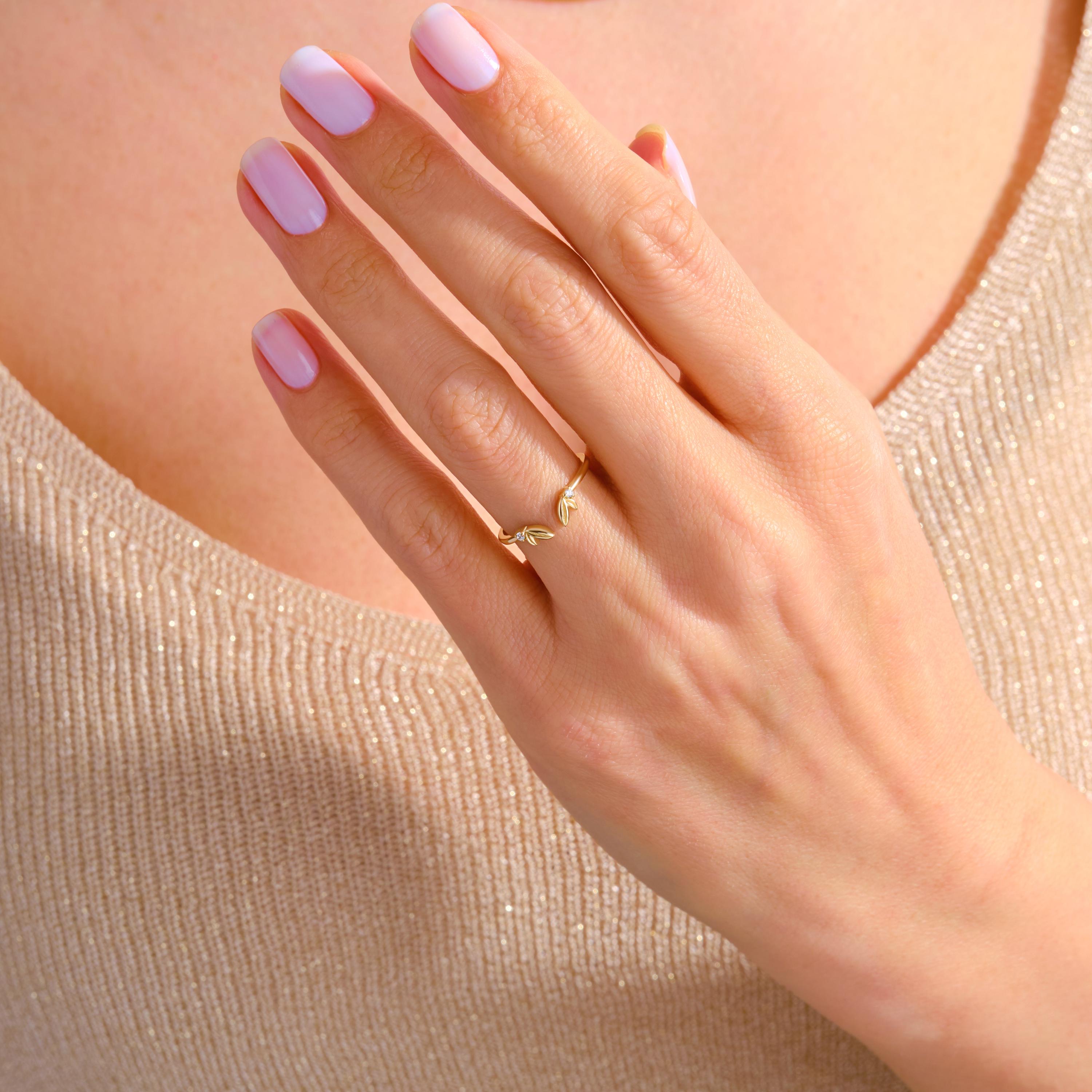 Open Leaf Engagement Ring – 10K/14K/18K Solid Gold ✨💎
Inspired by nature, this delicate open leaf engagement ring features two sparkling round diamonds or moissanites set on an adjustable ivy-style band. Perfect for nature lovers, brides seeking a unique floral touch, or anyone who loves dainty, whimsical jewelry.