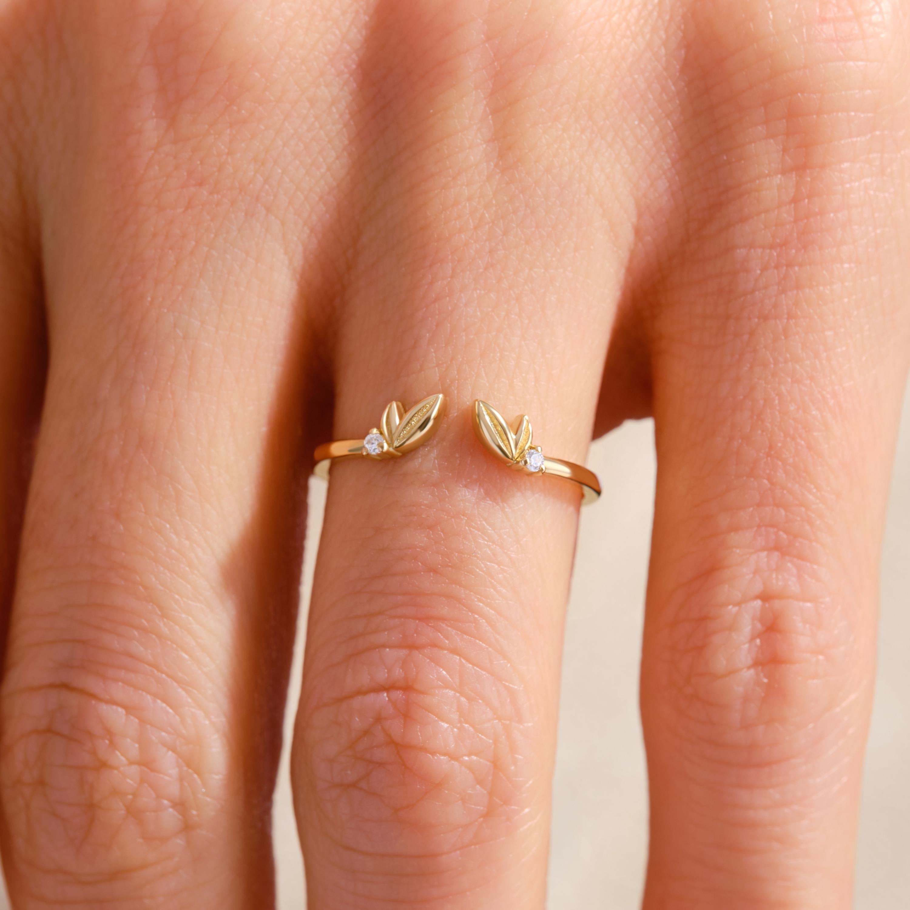 Open Leaf Engagement Ring – 10K/14K/18K Solid Gold ✨💎
Inspired by nature, this delicate open leaf engagement ring features two sparkling round diamonds or moissanites set on an adjustable ivy-style band. Perfect for nature lovers, brides seeking a unique floral touch, or anyone who loves dainty, whimsical jewelry.