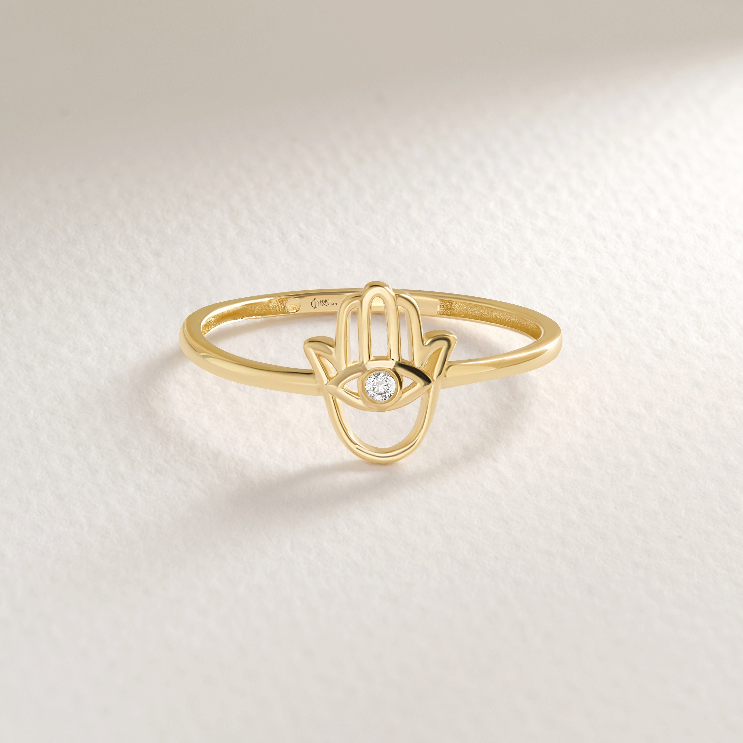 Sapphire Diamond Engagement Ring – 10K / 14K / 18K Solid Gold ✨💎
This elegant oval-cut sapphire ring, accented with four sparkling moissanites, is the perfect blend of timeless beauty and modern sophistication. A stunning choice for engagements, anniversaries, or simply to celebrate your love.