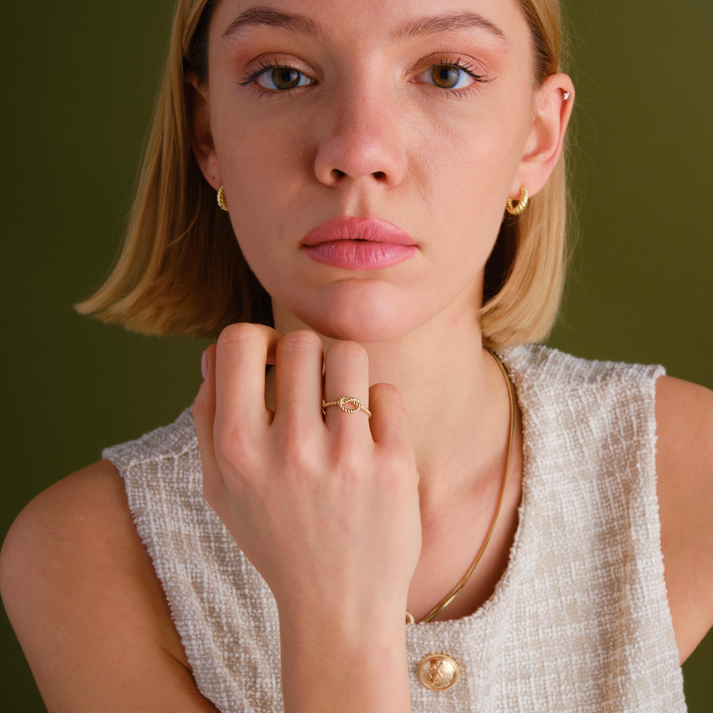 Dainty Twist Knot Ring – Solid Gold Infinity Love Ring ✨💍
A delicate and timeless twist knot design symbolizing love, friendship, and eternity. Perfect as a promise ring, best friend gift, or a meaningful everyday piece. Handcrafted for elegance and durability.