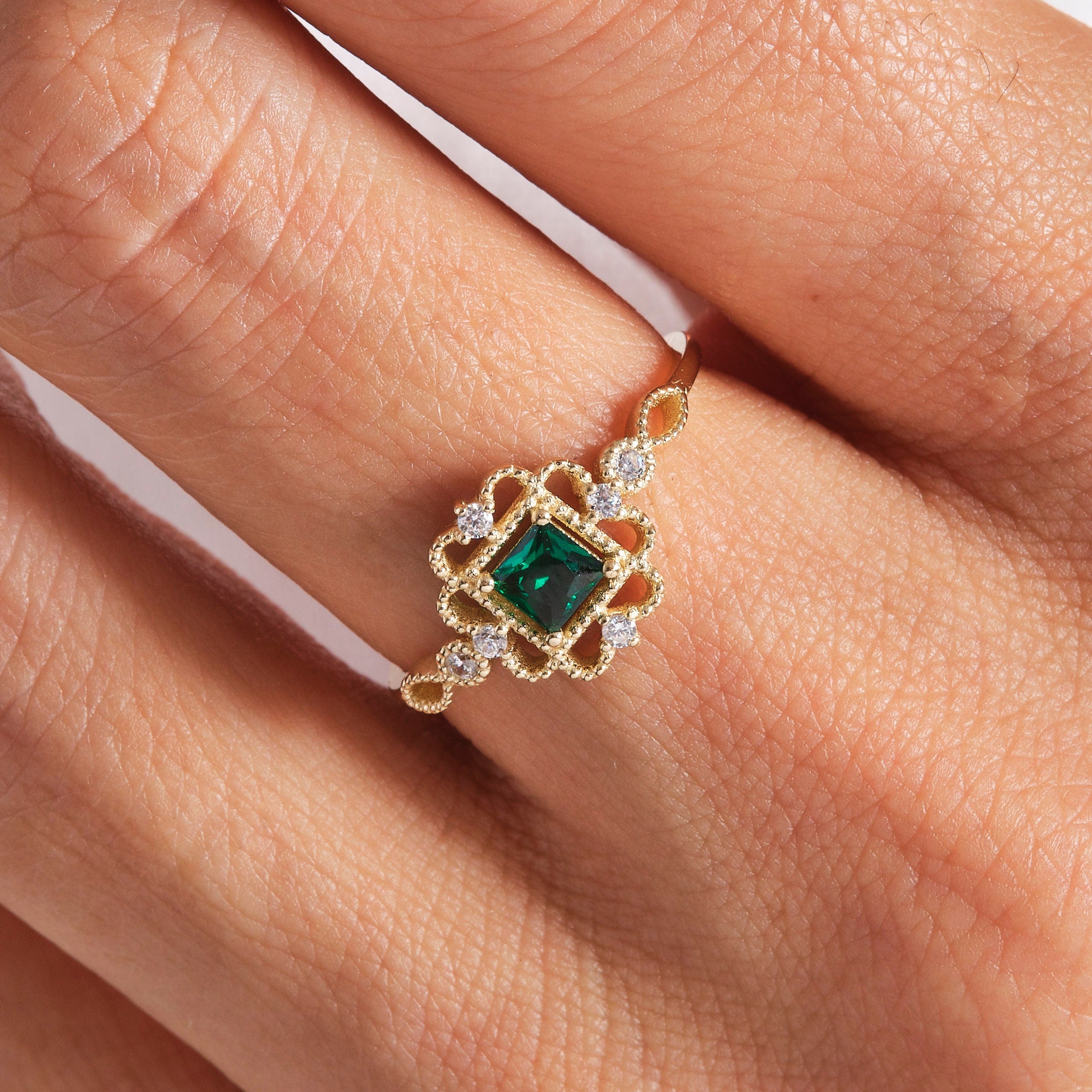 Princess Cut Emerald Engagement Ring – 10K / 14K / 18K Solid Gold 💚✨
A vibrant princess-cut emerald set in a delicate band accented with sparkling round diamonds. Its square silhouette and art deco charm make it a timeless engagement, promise, or birthstone ring. A perfect gift for emerald lovers and vintage jewelry enthusiasts.