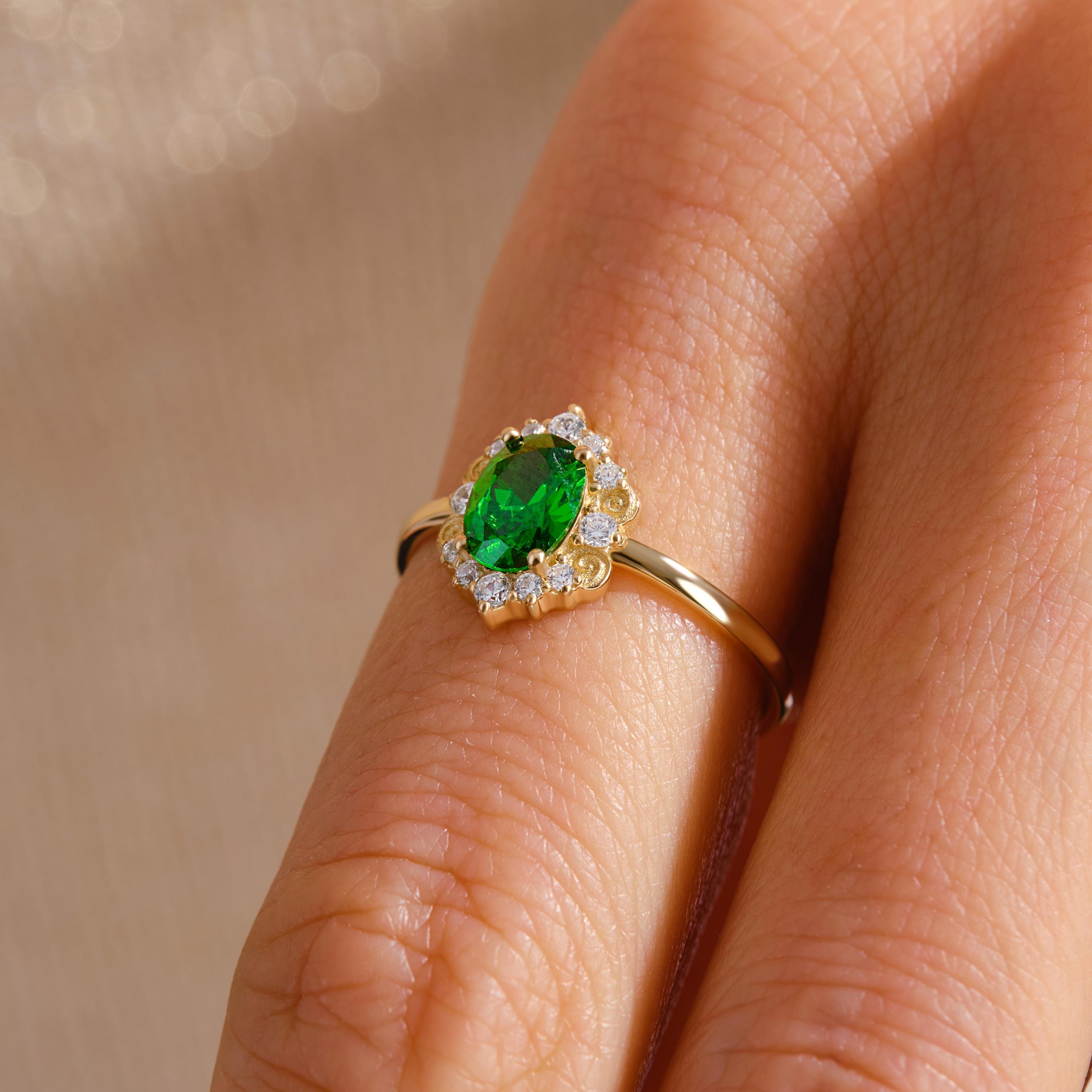 Oval Halo Diamond Art Deco Emerald Ring – 10K / 14K / 18K Solid Gold 💚✨
A stunning oval-cut emerald set in a halo of sparkling diamonds, combining vintage art deco elegance with modern craftsmanship. Perfect as a birthstone, engagement, or statement ring for those who love timeless green gemstones.