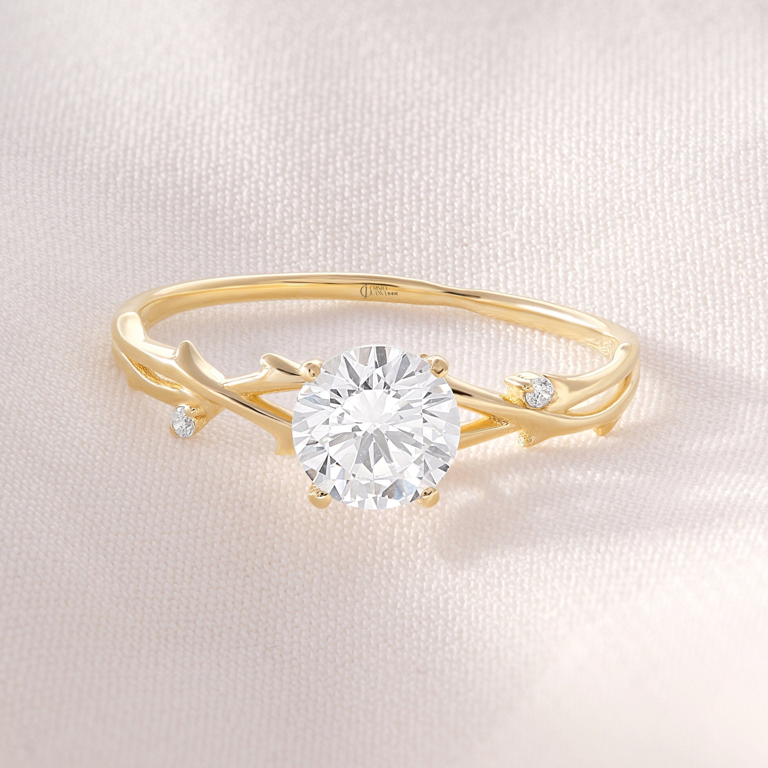 Diamond Twig Engagement Ring 14K Solid Gold – Nature Inspired Leaf & Branch Moissanite Wedding Band 🌿💍
Whimsical, romantic, and full of natural beauty — this Twig Engagement Ring captures the elegance of nature with its delicate branch design and sparkling stones. Perfect as a unique engagement ring, a symbolic wedding band, or a thoughtful gift for her.