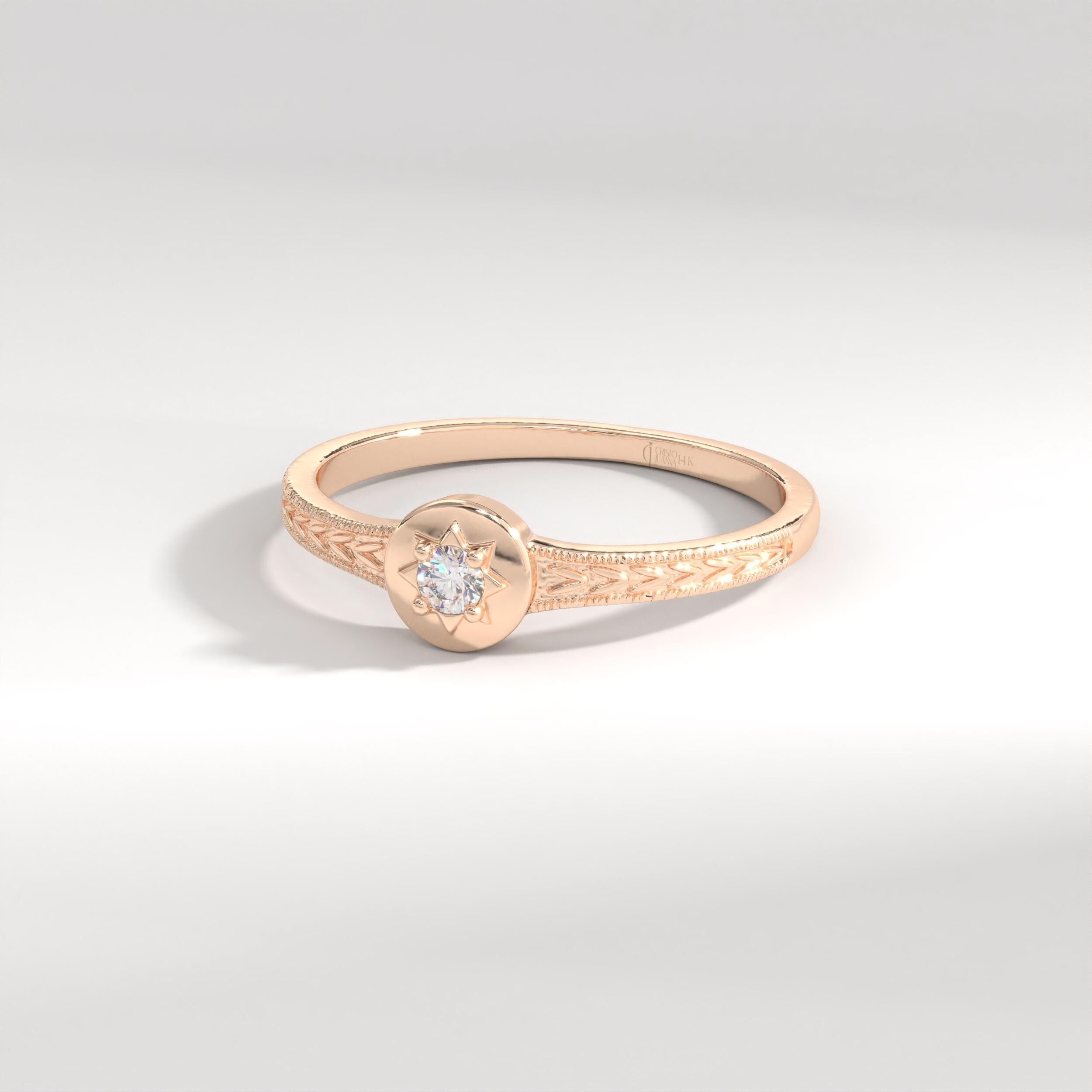💍 Round Diamond Ring | 14K Solid Gold Braided Texture Band – Vintage Floral Style
This timeless round diamond ring features a delicate braided and floral textured band, designed to reflect vintage charm with a modern minimalist touch. The sparkling round-cut center stone is set securely to enhance brilliance, making this ring a perfect choice for everyday elegance or meaningful occasions.
Handcrafted from solid gold, this refined design is ideal as a diamond wedding ring,