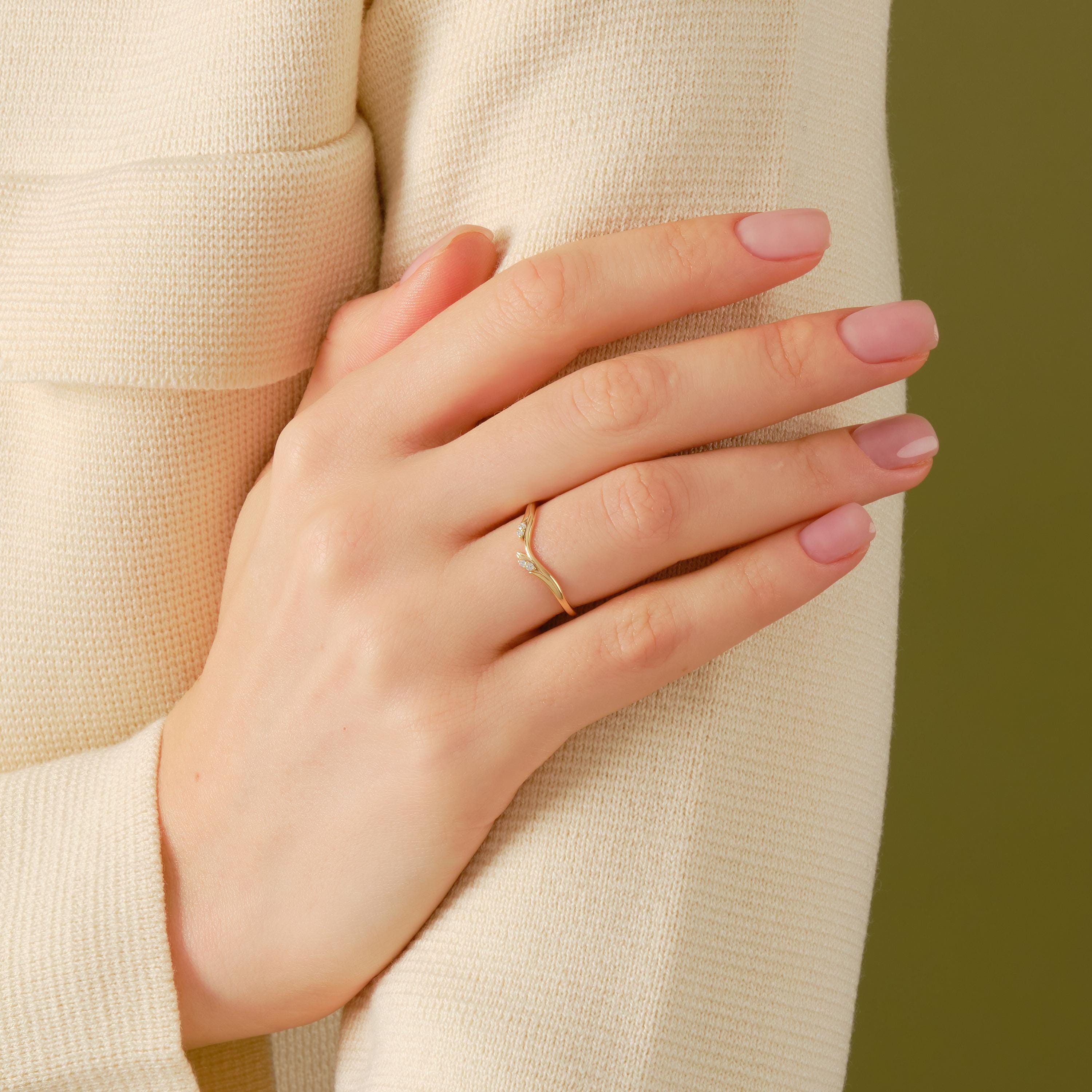 🌿 Floral Diamond Ring | 14K Solid Gold Chevron Wedding Band
Inspired by delicate ivy leaves and blooming florals, this floral diamond band is handcrafted in solid gold and features a graceful chevron silhouette. Tiny pavé-set stones create a refined sparkle, making this ring perfect as a flower wedding band, stacking ring, or elegant standalone piece.
Its curved profile allows it to pair beautifully with engagement rings, especially vintage and nature-inspired designs.