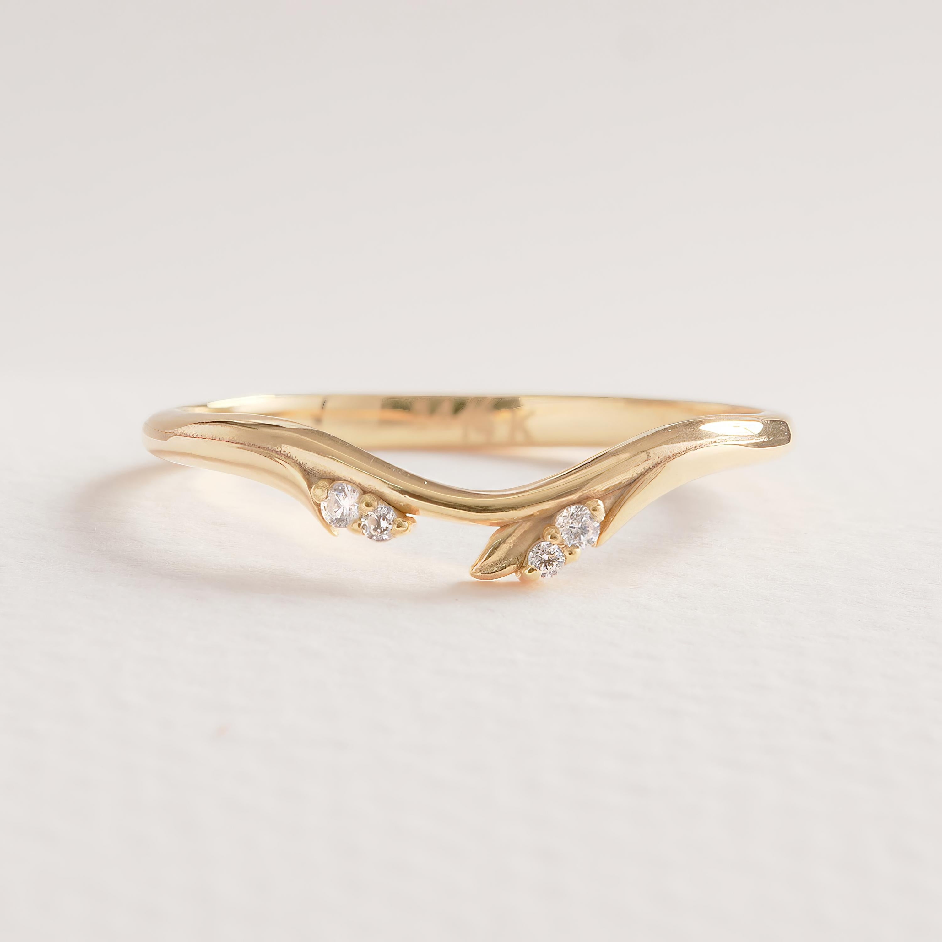 🌿 Floral Diamond Ring | 14K Solid Gold Chevron Wedding Band
Inspired by delicate ivy leaves and blooming florals, this floral diamond band is handcrafted in solid gold and features a graceful chevron silhouette. Tiny pavé-set stones create a refined sparkle, making this ring perfect as a flower wedding band, stacking ring, or elegant standalone piece.
Its curved profile allows it to pair beautifully with engagement rings, especially vintage and nature-inspired designs.