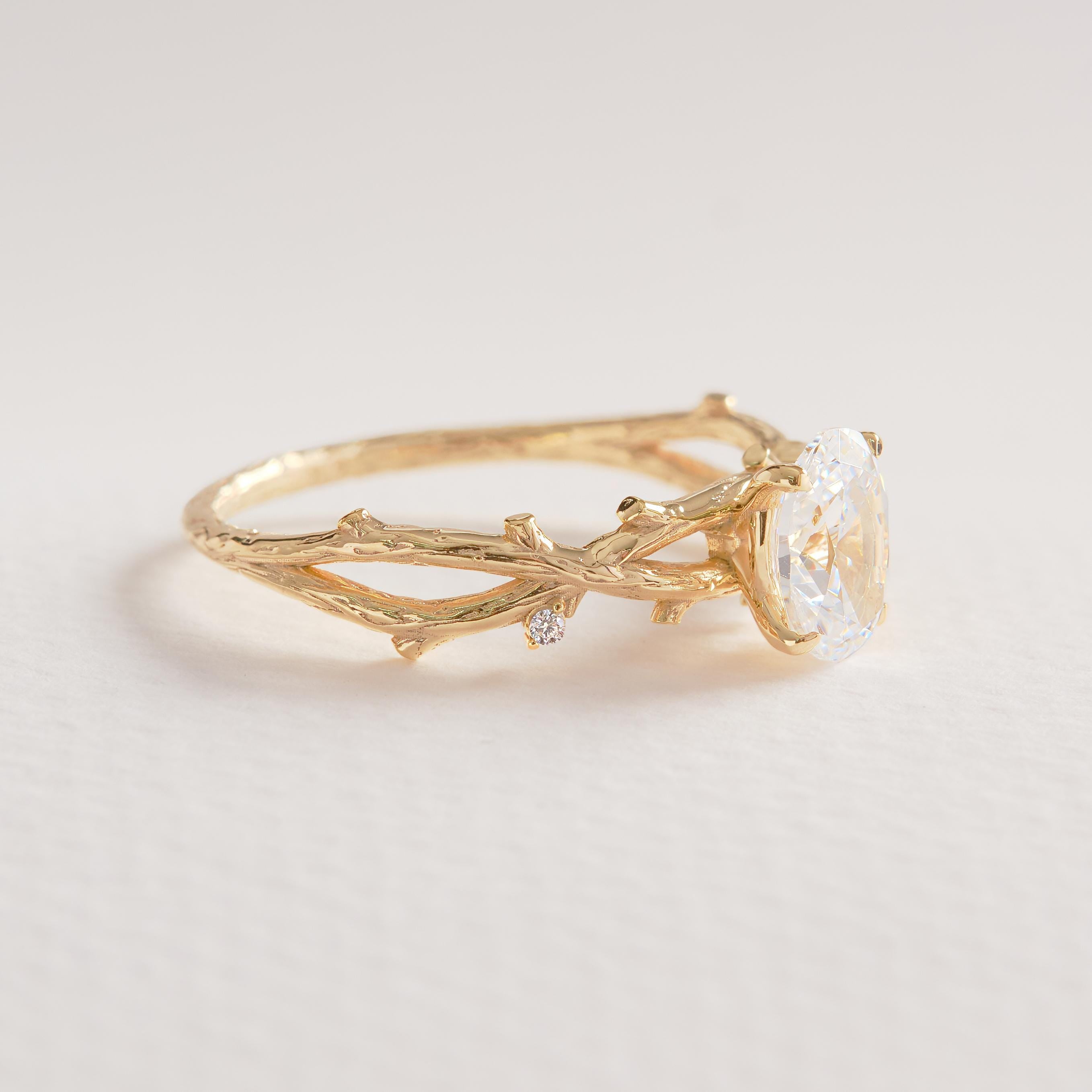 🌿 Oval Diamond Engagement Ring | 14K Solid Gold Leaf & Floral Wedding Ring – Nature Inspired Art Deco Design
This Oval Diamond Leaf Engagement Ring is a beautiful tribute to nature, symbolizing growth, love, and new beginnings. Designed with delicate ivy leaf and branch details, this handcrafted ring blends Art Deco elegance with an organic floral touch—perfect for women who love meaningful, nature-inspired jewelry.