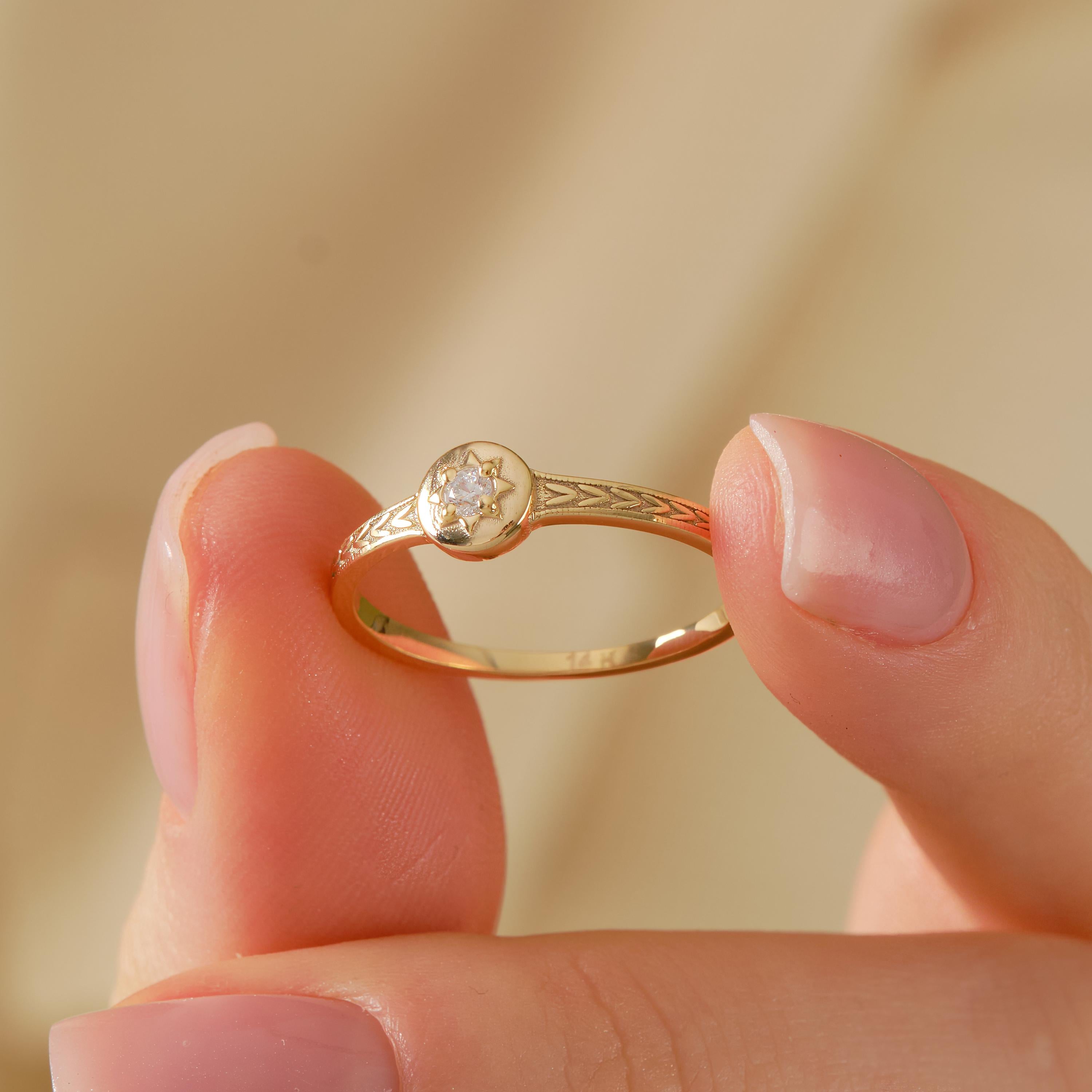 💍 Round Diamond Ring | 14K Solid Gold Braided Texture Band – Vintage Floral Style
This timeless round diamond ring features a delicate braided and floral textured band, designed to reflect vintage charm with a modern minimalist touch. The sparkling round-cut center stone is set securely to enhance brilliance, making this ring a perfect choice for everyday elegance or meaningful occasions.
Handcrafted from solid gold, this refined design is ideal as a diamond wedding ring,