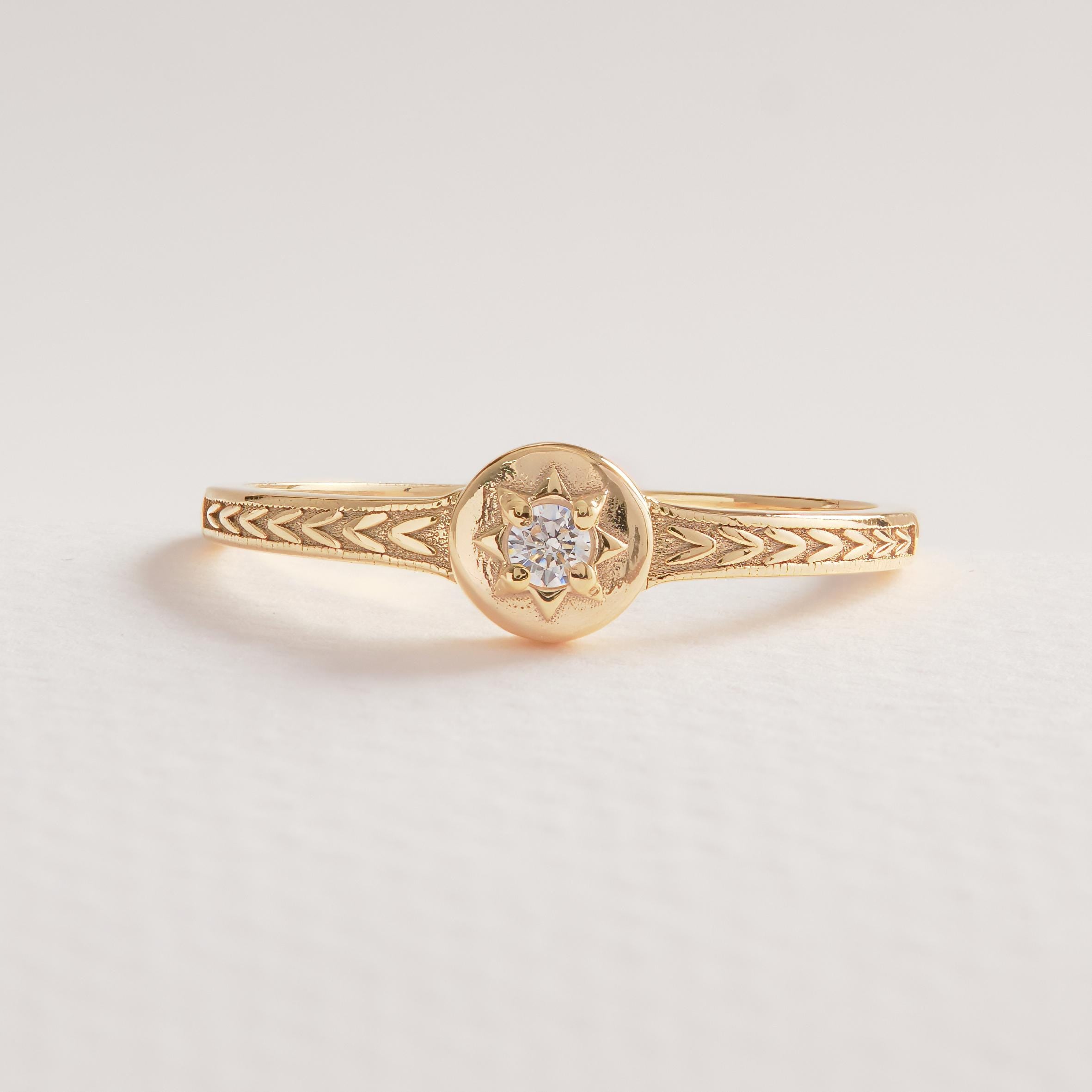 💍 Round Diamond Ring | 14K Solid Gold Braided Texture Band – Vintage Floral Style
This timeless round diamond ring features a delicate braided and floral textured band, designed to reflect vintage charm with a modern minimalist touch. The sparkling round-cut center stone is set securely to enhance brilliance, making this ring a perfect choice for everyday elegance or meaningful occasions.
Handcrafted from solid gold, this refined design is ideal as a diamond wedding ring,