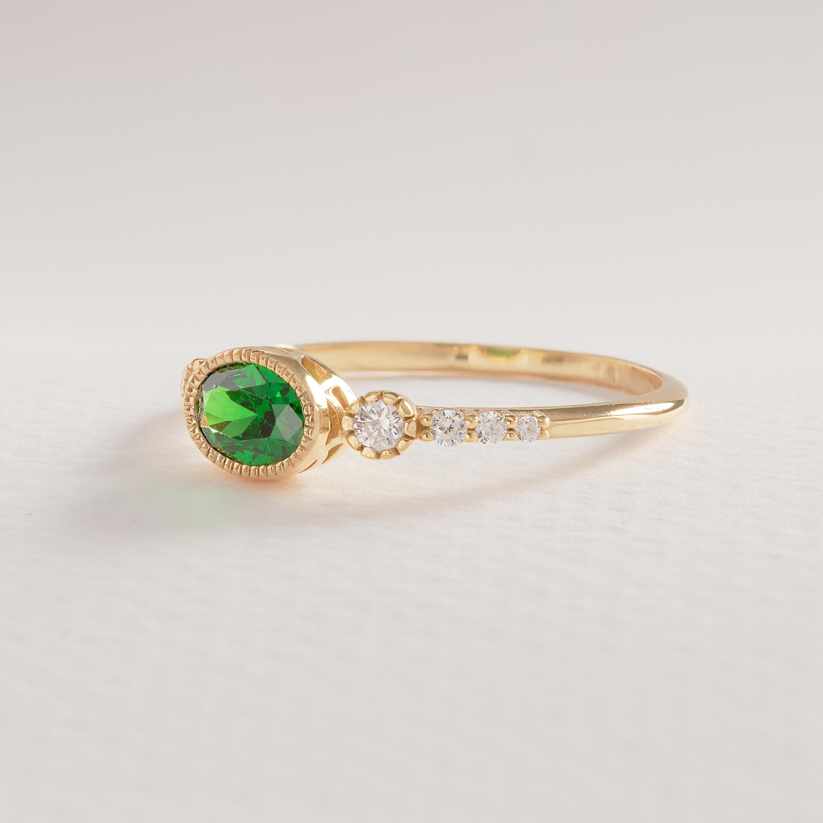 đ Vintage Inspired Emerald Ring | Oval Birthstone Ring with Side Diamonds â 14K Solid Gold
This vintage inspired emerald ring showcases a timeless Art Deco elegance, featuring a glowing oval-cut green gemstone framed in a sleek bezel setting and accented with sparkling side stones. Handcrafted in solid gold, this ring blends classic charm with modern craftsmanshipâperfect for meaningful moments and everyday luxury.