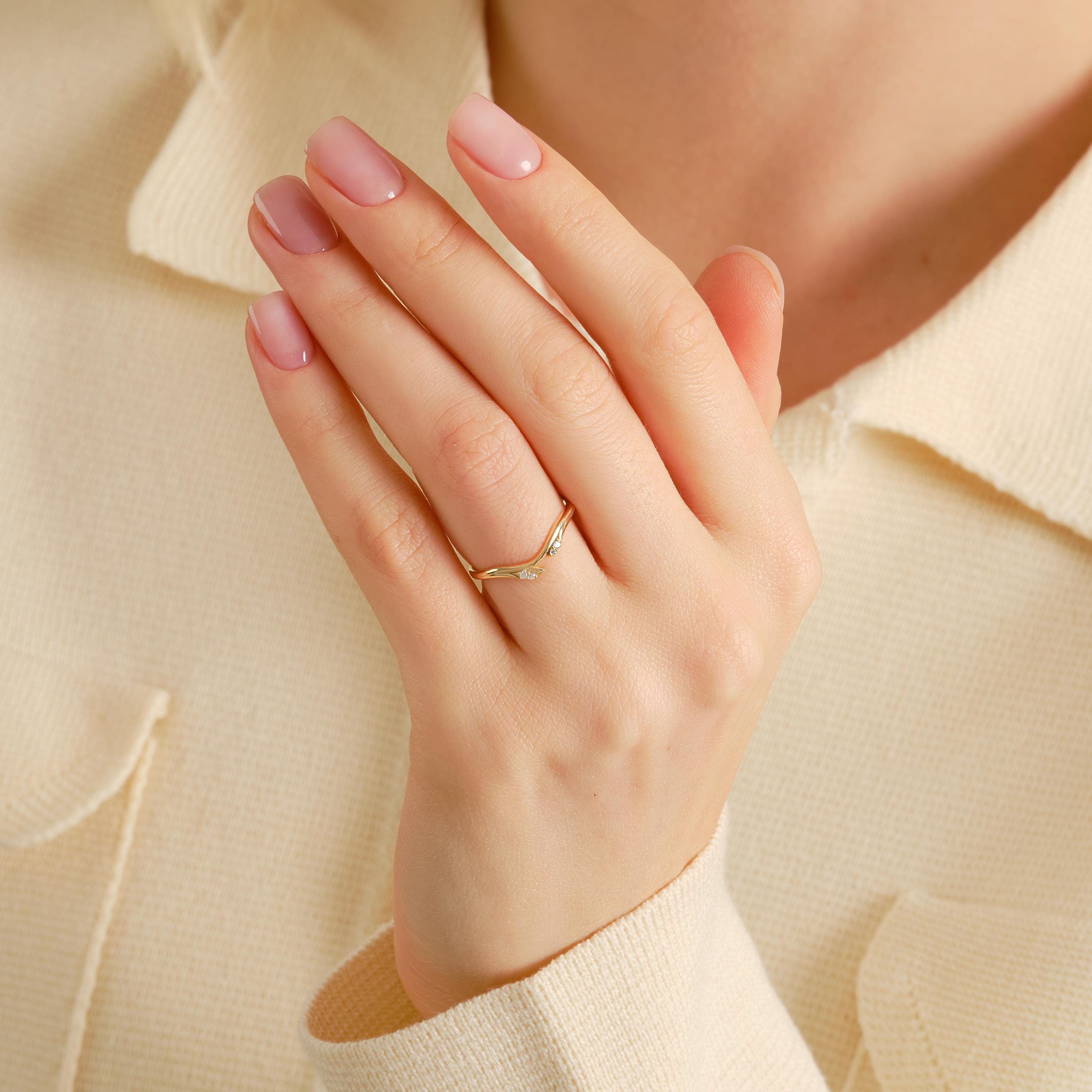 🌿 Floral Diamond Ring | 14K Solid Gold Chevron Wedding Band
Inspired by delicate ivy leaves and blooming florals, this floral diamond band is handcrafted in solid gold and features a graceful chevron silhouette. Tiny pavé-set stones create a refined sparkle, making this ring perfect as a flower wedding band, stacking ring, or elegant standalone piece.
Its curved profile allows it to pair beautifully with engagement rings, especially vintage and nature-inspired designs.