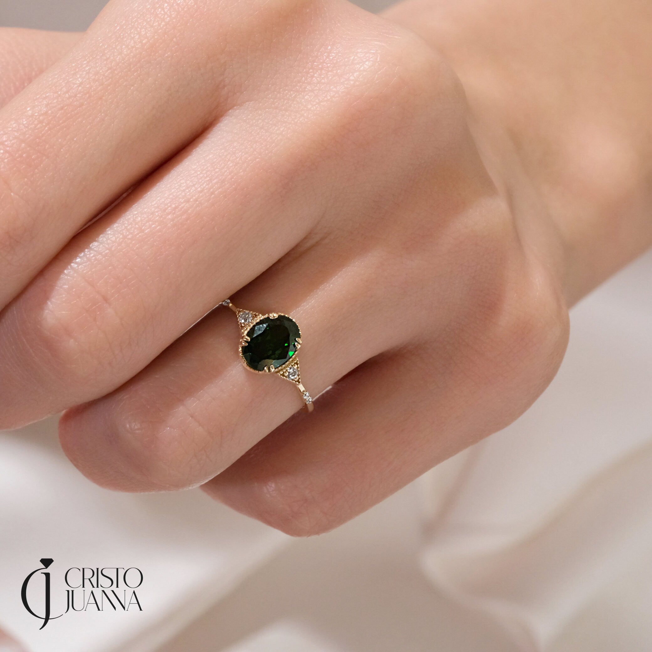 Oval Emerald Birthstone Ring – 10K / 14K / 18K Solid Gold 💚✨
A timeless oval emerald birthstone ring paired with sparkling diamonds, designed in an art deco style. This dainty and elegant piece is perfect as a promise ring, birthday gift, or a meaningful heirloom jewelry for your loved ones.
