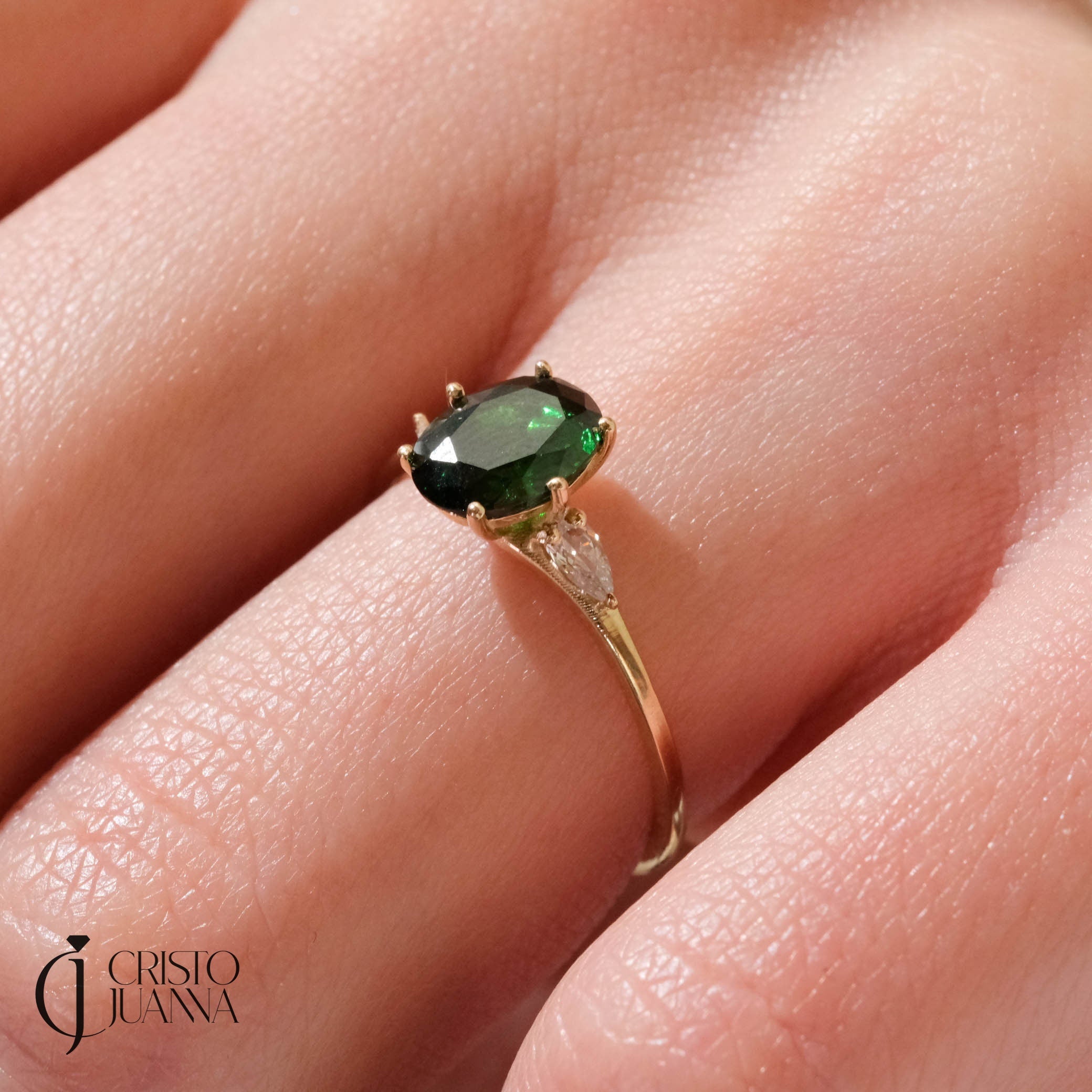 Oval Emerald Diamond Engagement Ring – 10K / 14K / 18K Solid Gold 💚✨
A bold and elegant oval-cut emerald center stone accented with two pear-cut side stones. This design symbolizes love and eternity, making it a perfect engagement or bridal gift ring. Stones can be customized with Diamond or Moissanite upon request.