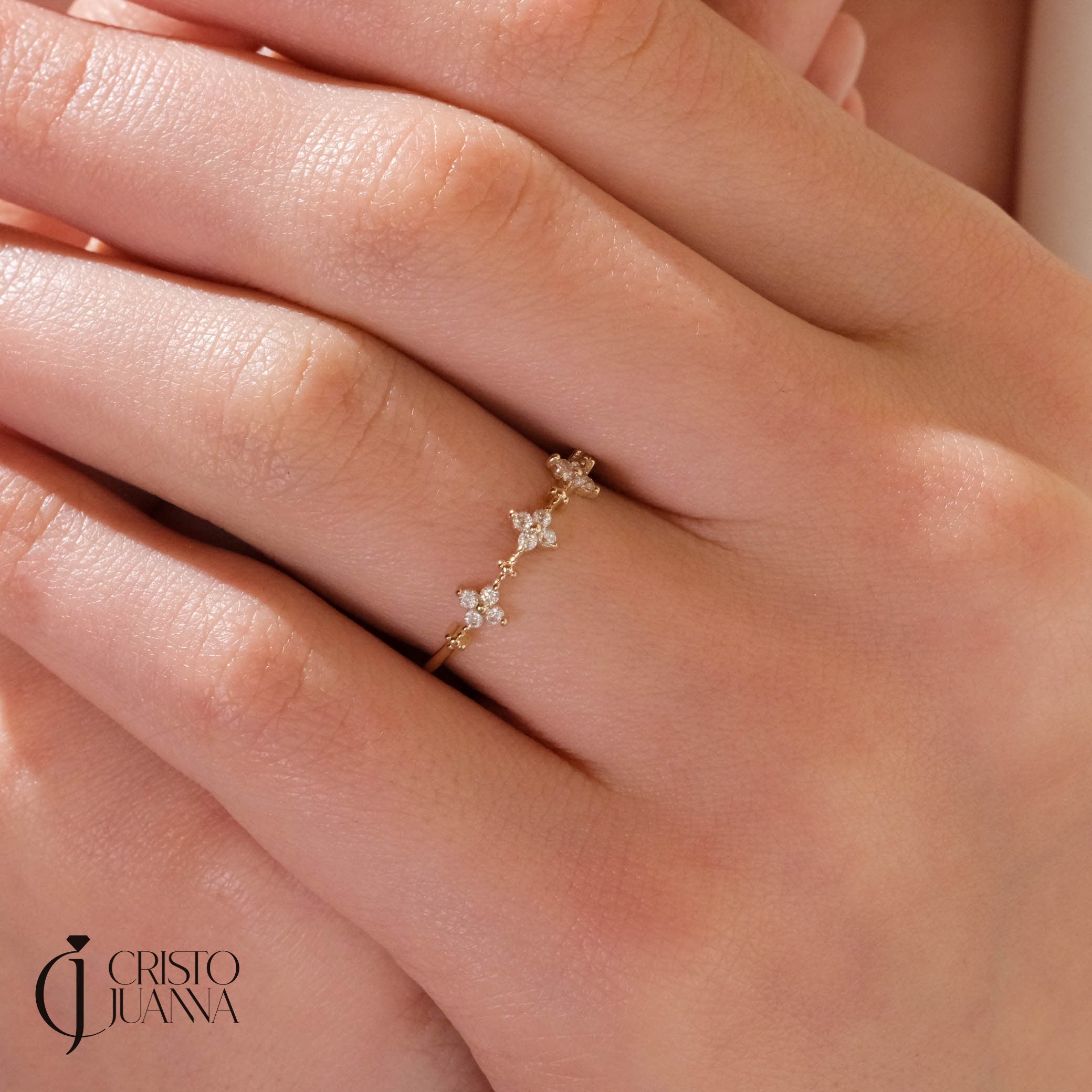 🌸 Diamond Clover Wedding Ring – 14K Solid Gold 🌸

Elegant and meaningful, the Diamond Clover Wedding Ring brings a touch of minimalist sparkle and natural symbolism to your hand. Set with dazzling moissanite stones, this delicate band is perfect for wearing alone or stacking with other rings for everyday elegance or special occasions.