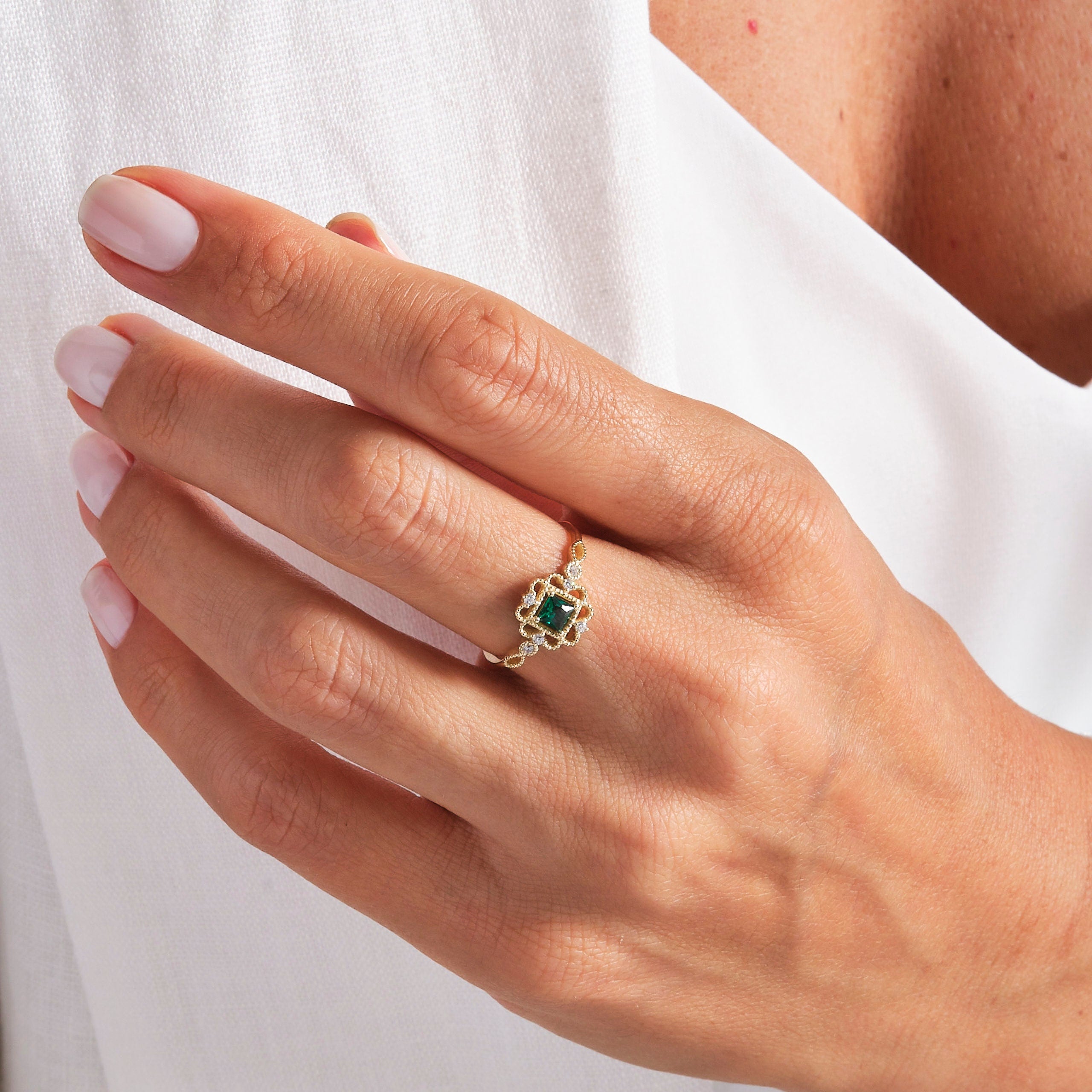 Princess Cut Emerald Engagement Ring – 10K / 14K / 18K Solid Gold 💚✨
A vibrant princess-cut emerald set in a delicate band accented with sparkling round diamonds. Its square silhouette and art deco charm make it a timeless engagement, promise, or birthstone ring. A perfect gift for emerald lovers and vintage jewelry enthusiasts.