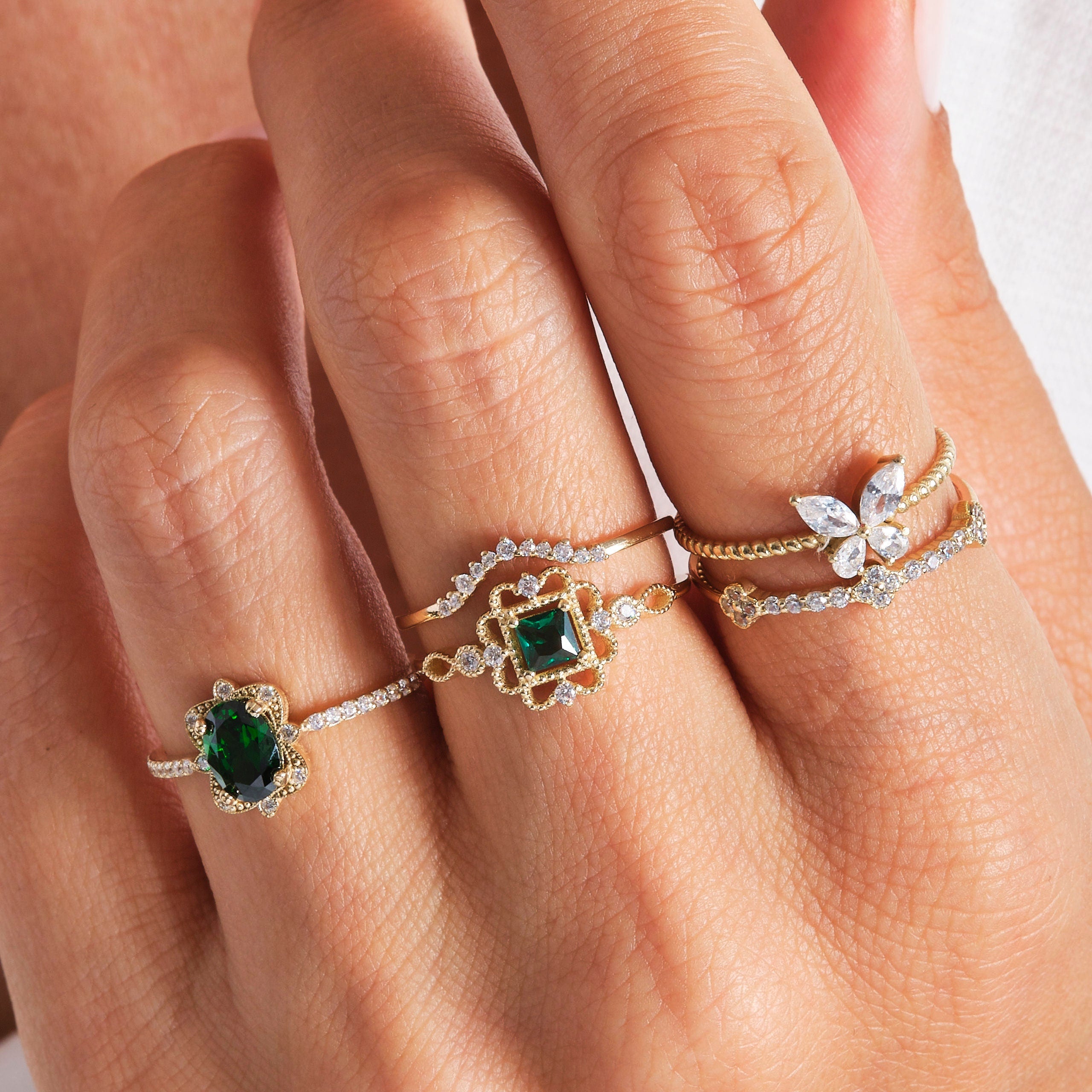 💎 Cluster Diamond Ring – 14K Solid Gold Clover Moissanite Band
This elegant cluster ring features petite pavé-set stones in a delicate clover formation, offering a sparkling yet minimal touch. Ideal as a half eternity band, promise ring, or wedding band for women who love refined elegance.
