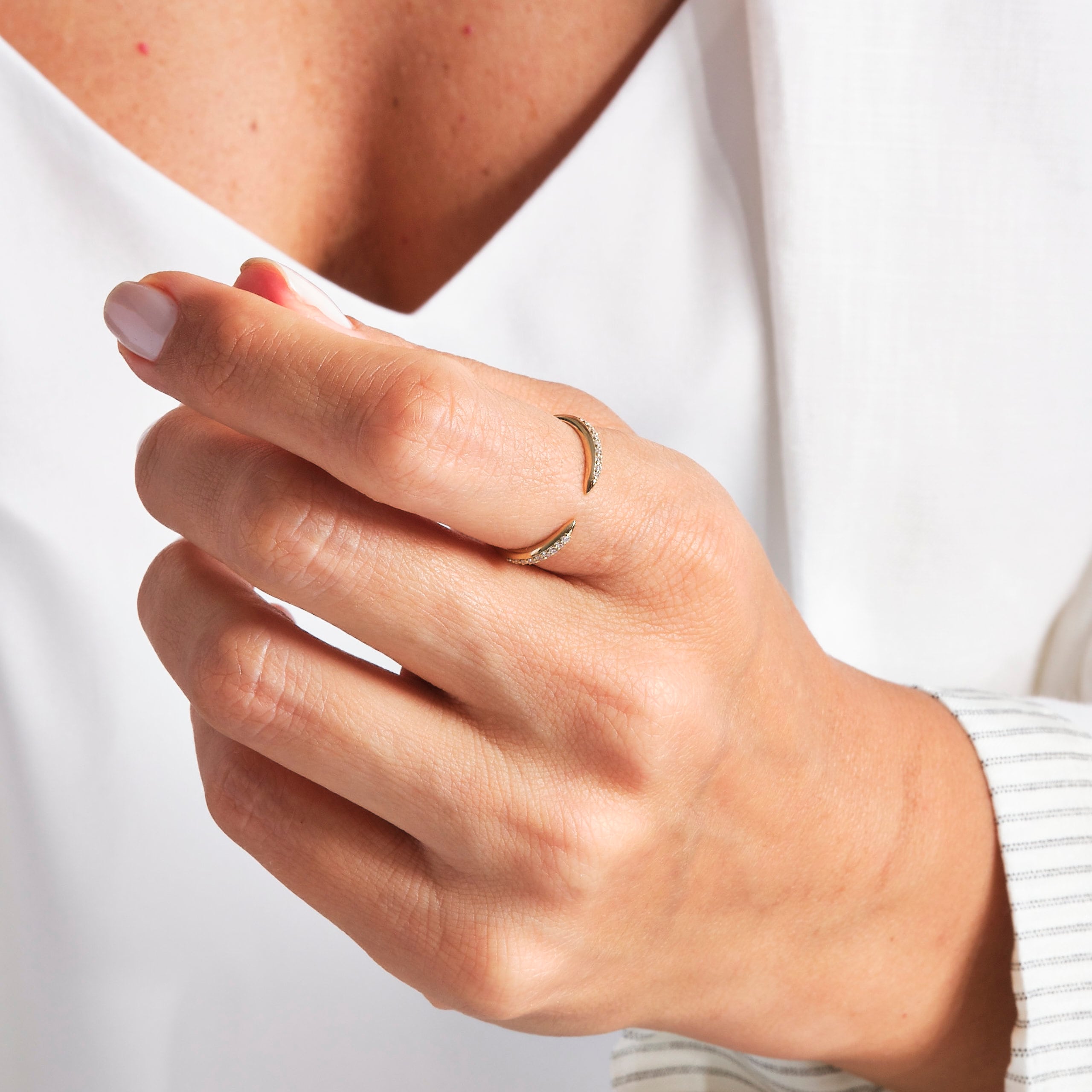 14K Gold Small Diamond Spike Stacking Ring 💫✨
Delicate yet edgy, this 14K gold spike ring is the perfect blend of minimalism and sparkle. Designed for stacking or wearing solo, the small diamond ring brings effortless elegance to your everyday look. Its adjustable open cuff band makes it perfect as a dainty knuckle ring, index finger ring, or matching band for women.