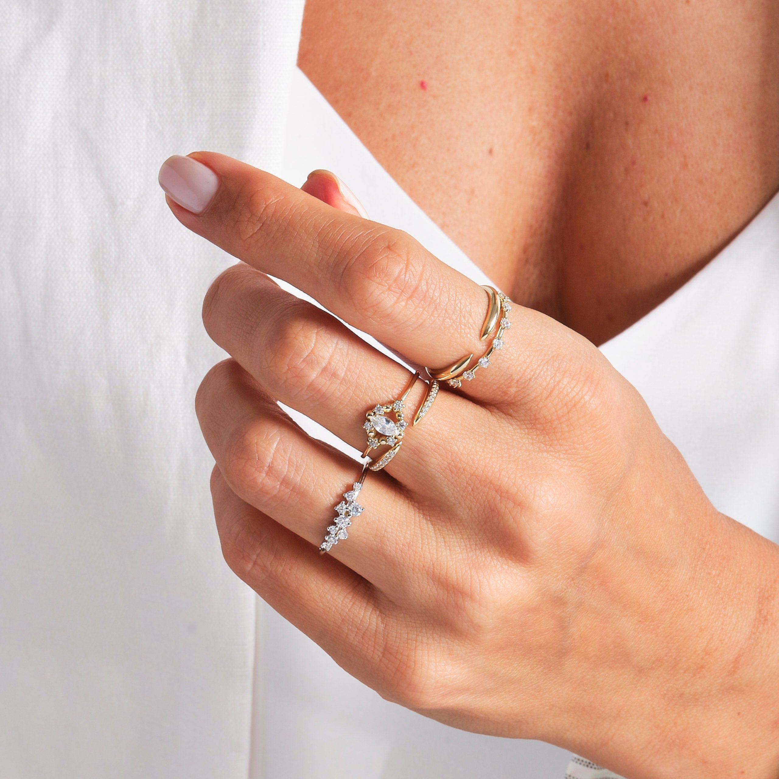 14K Gold Small Diamond Spike Stacking Ring 💫✨
Delicate yet edgy, this 14K gold spike ring is the perfect blend of minimalism and sparkle. Designed for stacking or wearing solo, the small diamond ring brings effortless elegance to your everyday look. Its adjustable open cuff band makes it perfect as a dainty knuckle ring, index finger ring, or matching band for women.