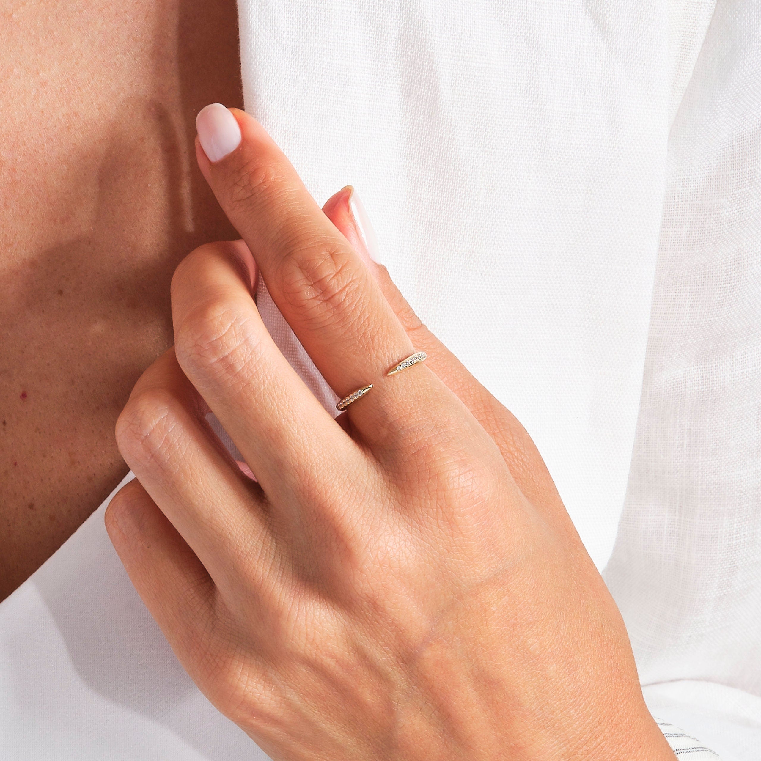 14K Gold Small Diamond Spike Stacking Ring 💫✨
Delicate yet edgy, this 14K gold spike ring is the perfect blend of minimalism and sparkle. Designed for stacking or wearing solo, the small diamond ring brings effortless elegance to your everyday look. Its adjustable open cuff band makes it perfect as a dainty knuckle ring, index finger ring, or matching band for women.