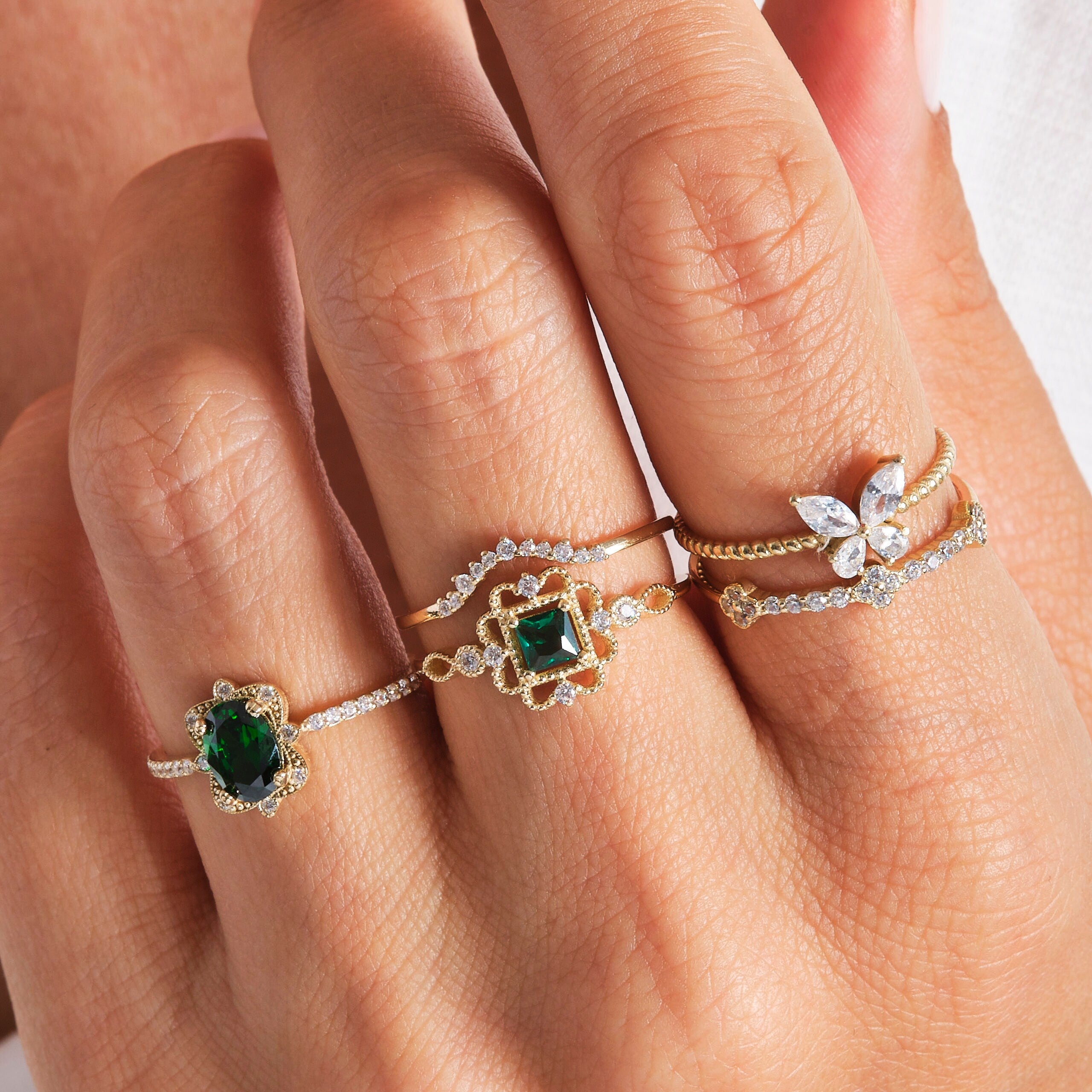 Princess Cut Emerald Engagement Ring – 10K / 14K / 18K Solid Gold 💚✨
A vibrant princess-cut emerald set in a delicate band accented with sparkling round diamonds. Its square silhouette and art deco charm make it a timeless engagement, promise, or birthstone ring. A perfect gift for emerald lovers and vintage jewelry enthusiasts.