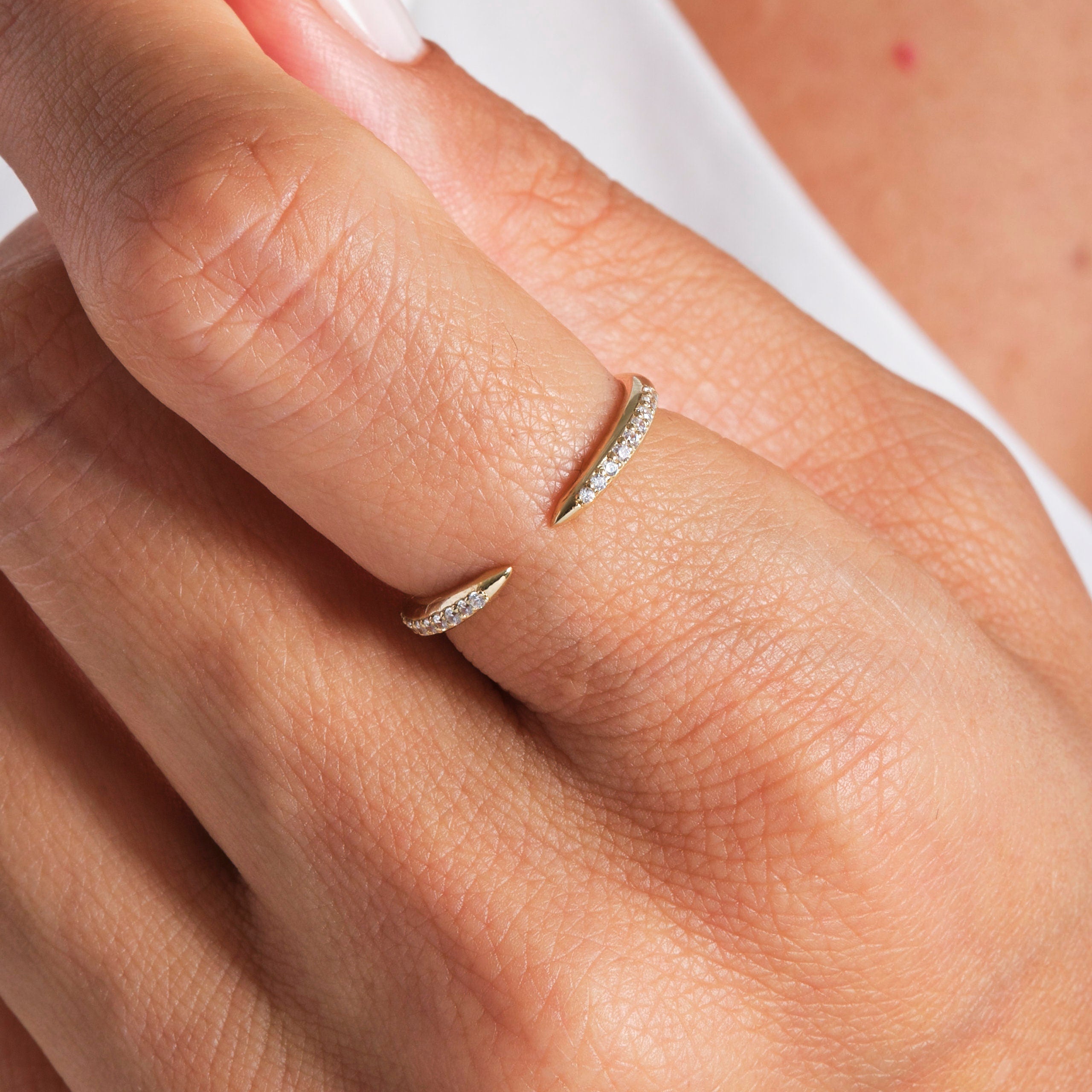 14K Gold Small Diamond Spike Stacking Ring 💫✨
Delicate yet edgy, this 14K gold spike ring is the perfect blend of minimalism and sparkle. Designed for stacking or wearing solo, the small diamond ring brings effortless elegance to your everyday look. Its adjustable open cuff band makes it perfect as a dainty knuckle ring, index finger ring, or matching band for women.