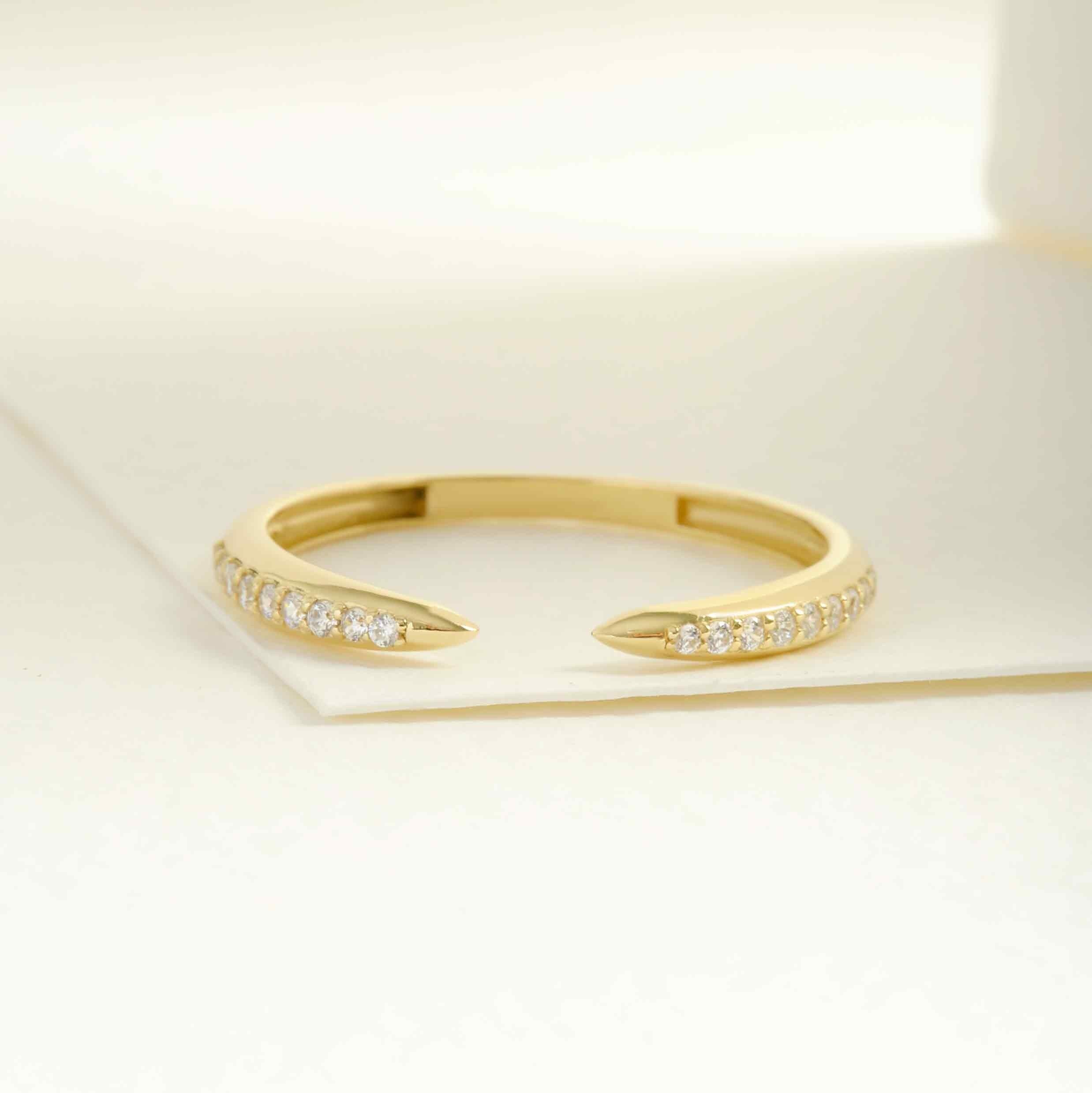 14K Gold Small Diamond Spike Stacking Ring 💫✨
Delicate yet edgy, this 14K gold spike ring is the perfect blend of minimalism and sparkle. Designed for stacking or wearing solo, the small diamond ring brings effortless elegance to your everyday look. Its adjustable open cuff band makes it perfect as a dainty knuckle ring, index finger ring, or matching band for women.