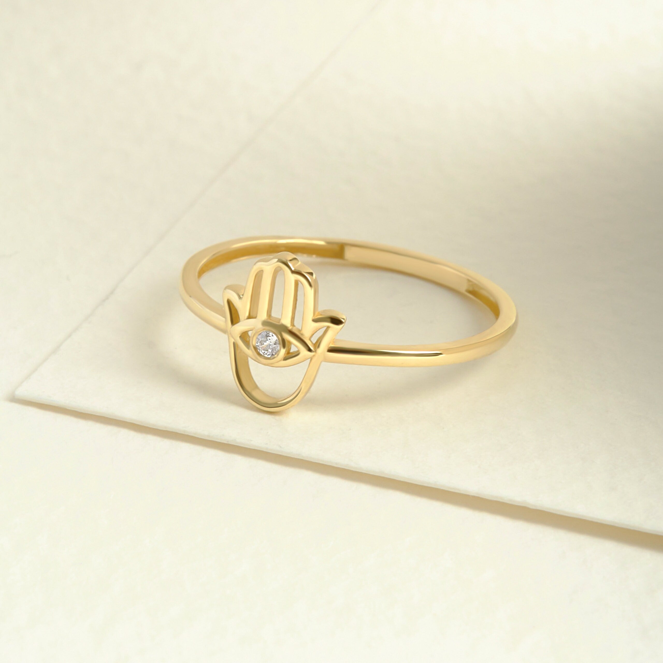 Sapphire Diamond Engagement Ring – 10K / 14K / 18K Solid Gold ✨💎
This elegant oval-cut sapphire ring, accented with four sparkling moissanites, is the perfect blend of timeless beauty and modern sophistication. A stunning choice for engagements, anniversaries, or simply to celebrate your love.