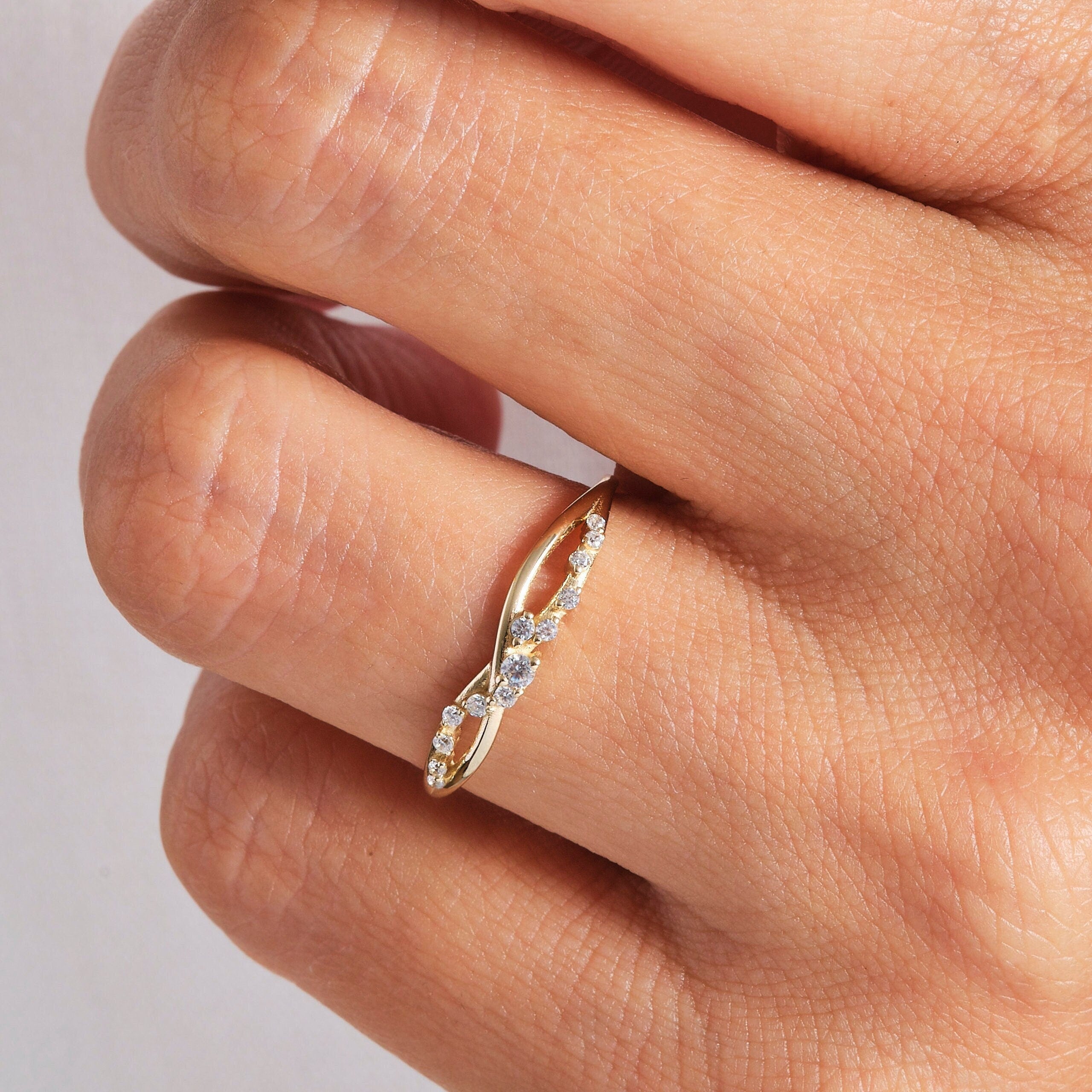 Infinity Cluster Small Diamond Ring – 14K Gold Split Shank Band 💎♾️
Delicate and radiant, this infinity band ring is the perfect symbol of eternal love and elegance. Designed with a graceful split shank band, it features a shimmering cluster diamond ring arrangement that adds sparkle without overwhelming your style. Whether worn alone or stacked, this dainty diamond ring makes a graceful statement.