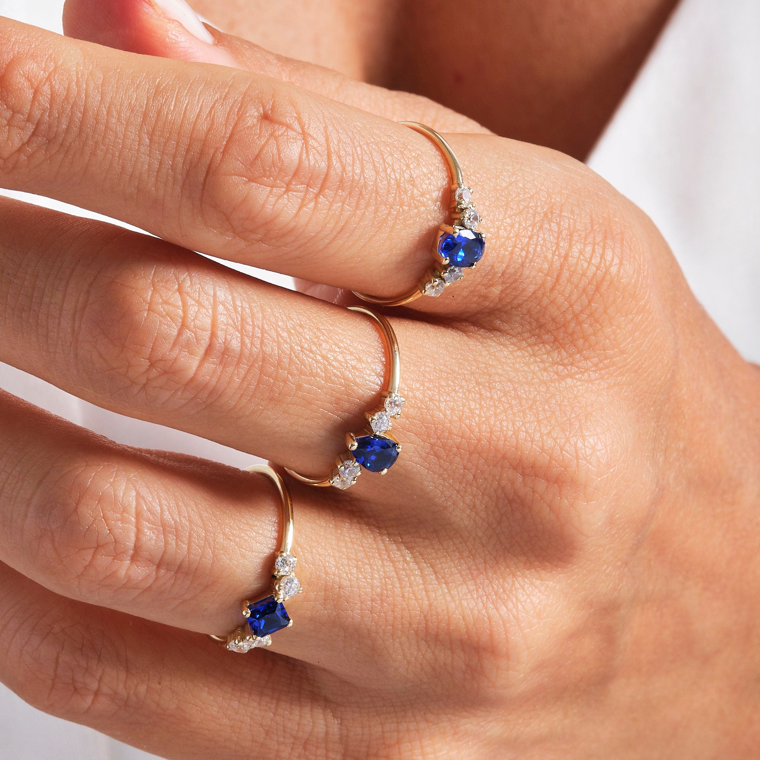 Pear Blue Sapphire Engagement Ring – 10K / 14K / 18K Solid Gold 💙✨
A stunning pear-cut blue sapphire set with sparkling diamond side stones. This timeless teardrop design symbolizes purity and love, making it a perfect engagement, anniversary, or September birthstone gift ring.