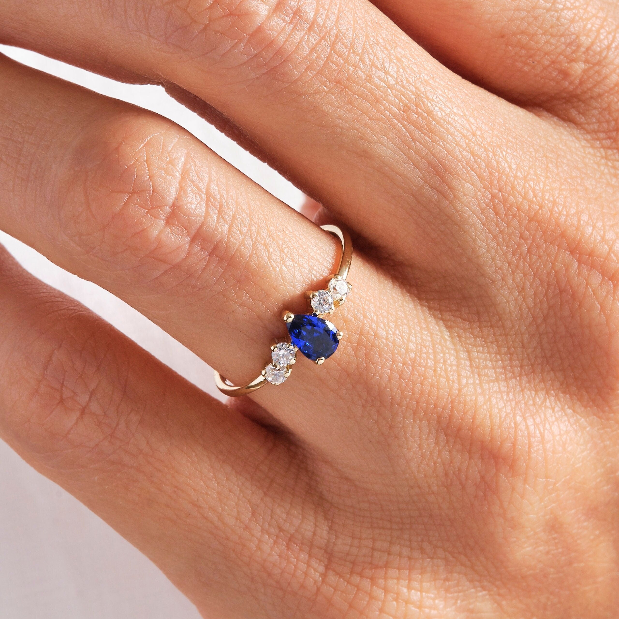 Pear Blue Sapphire Engagement Ring – 10K / 14K / 18K Solid Gold 💙✨
A stunning pear-cut blue sapphire set with sparkling diamond side stones. This timeless teardrop design symbolizes purity and love, making it a perfect engagement, anniversary, or September birthstone gift ring.