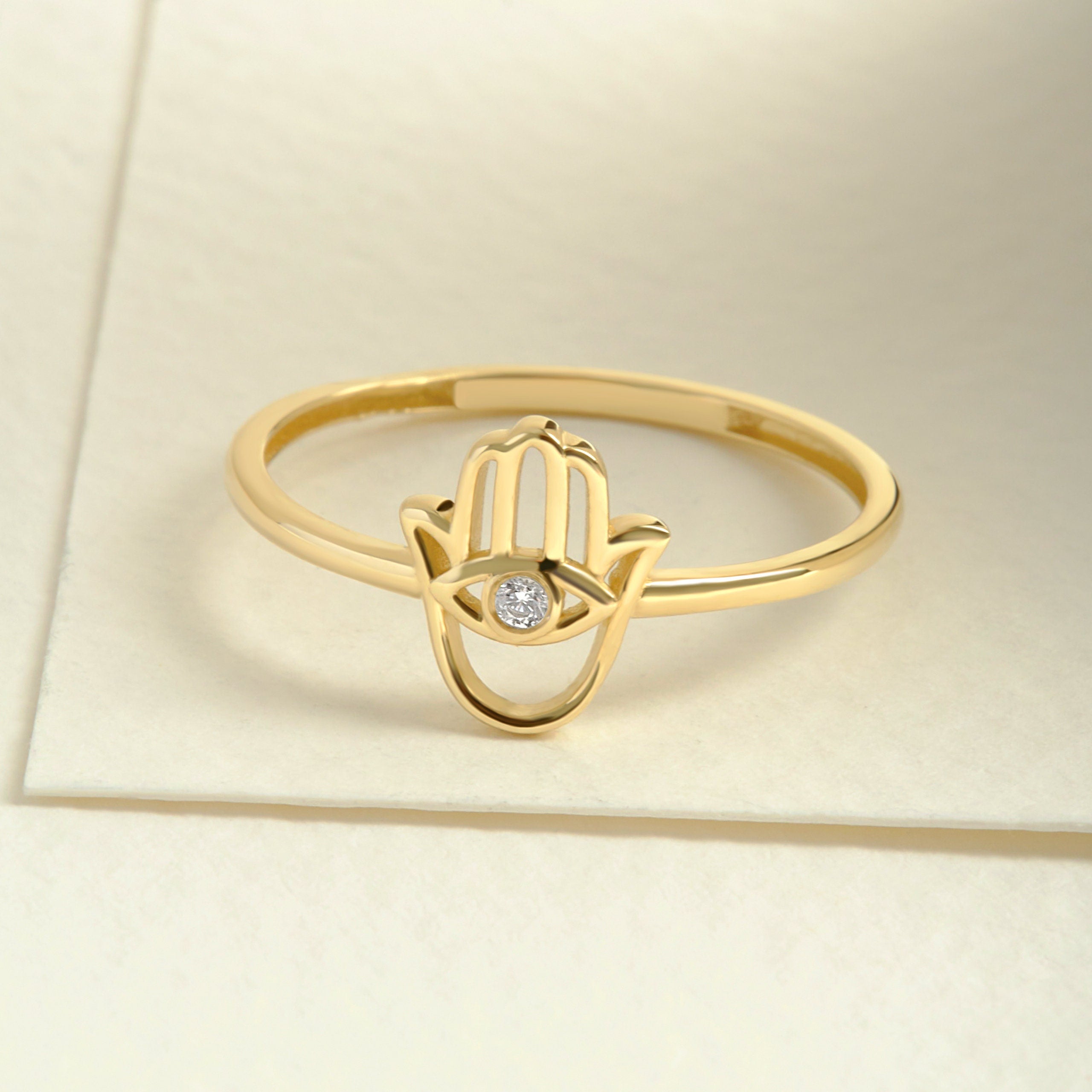 Sapphire Diamond Engagement Ring – 10K / 14K / 18K Solid Gold ✨💎
This elegant oval-cut sapphire ring, accented with four sparkling moissanites, is the perfect blend of timeless beauty and modern sophistication. A stunning choice for engagements, anniversaries, or simply to celebrate your love.
