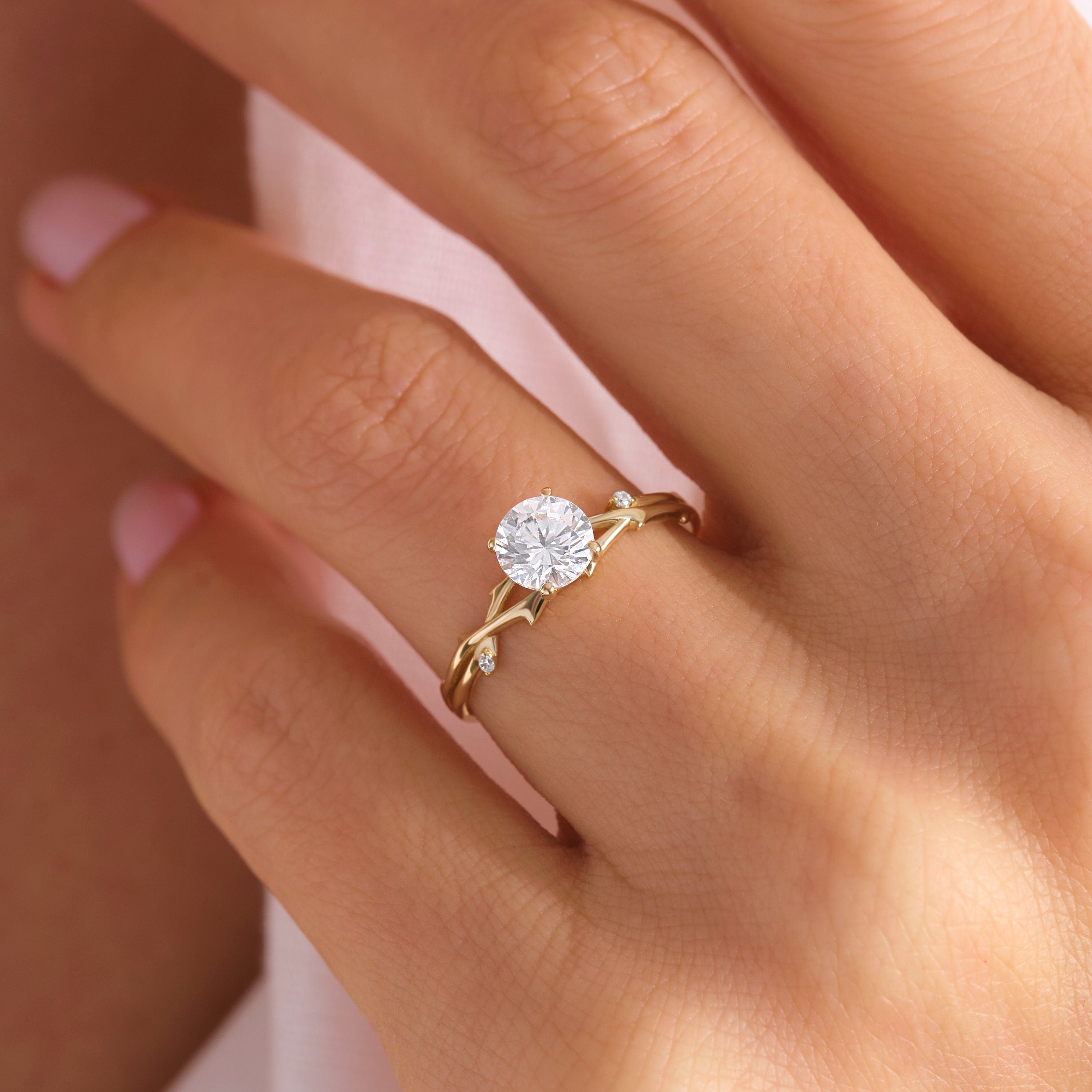 Diamond Twig Engagement Ring 14K Solid Gold – Nature Inspired Leaf & Branch Moissanite Wedding Band 🌿💍

Whimsical, romantic, and full of natural beauty — this Twig Engagement Ring captures the elegance of nature with its delicate branch design and sparkling stones. Perfect as a unique engagement ring, a symbolic wedding band, or a thoughtful gift for her.