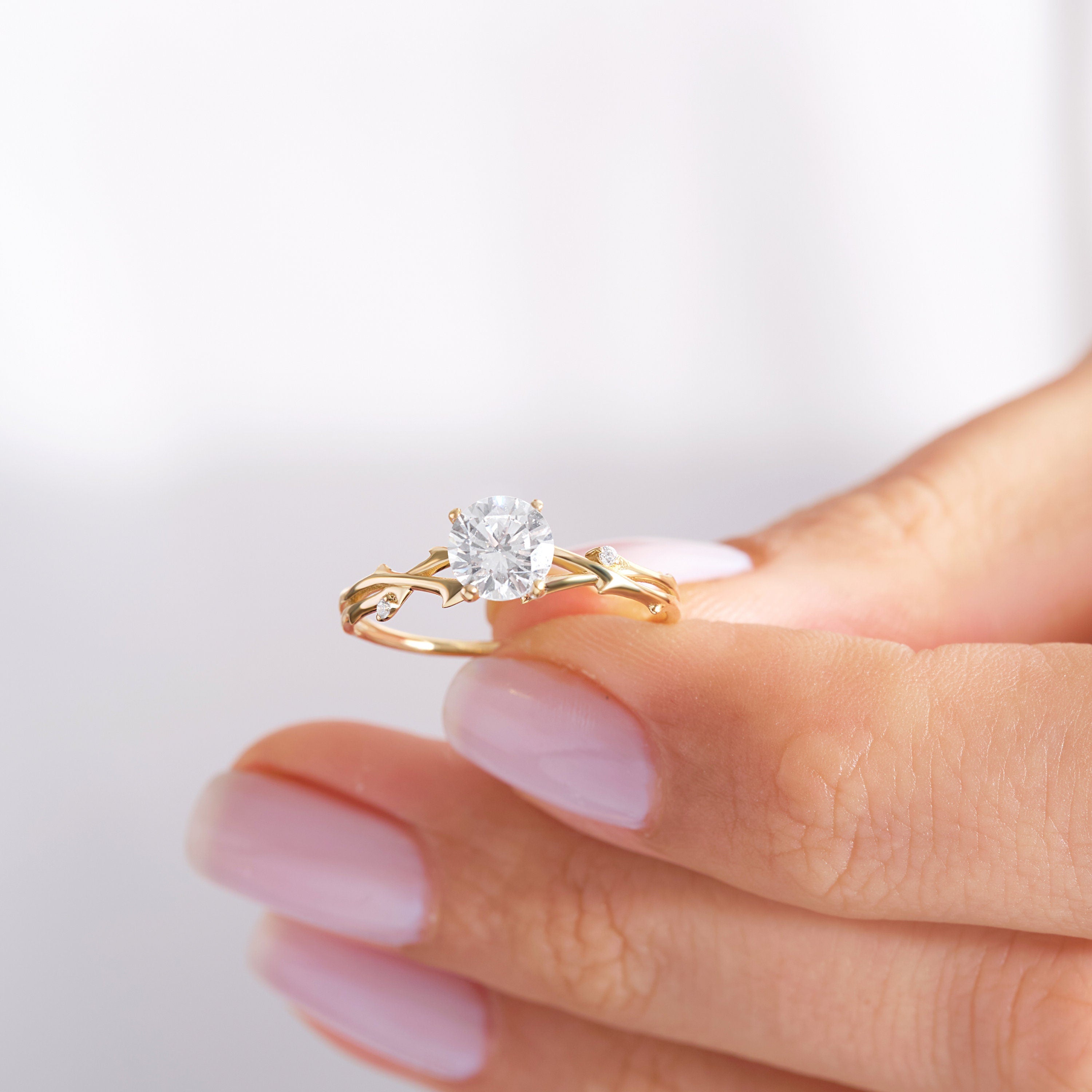 Diamond Twig Engagement Ring 14K Solid Gold – Nature Inspired Leaf & Branch Moissanite Wedding Band 🌿💍

Whimsical, romantic, and full of natural beauty — this Twig Engagement Ring captures the elegance of nature with its delicate branch design and sparkling stones. Perfect as a unique engagement ring, a symbolic wedding band, or a thoughtful gift for her.