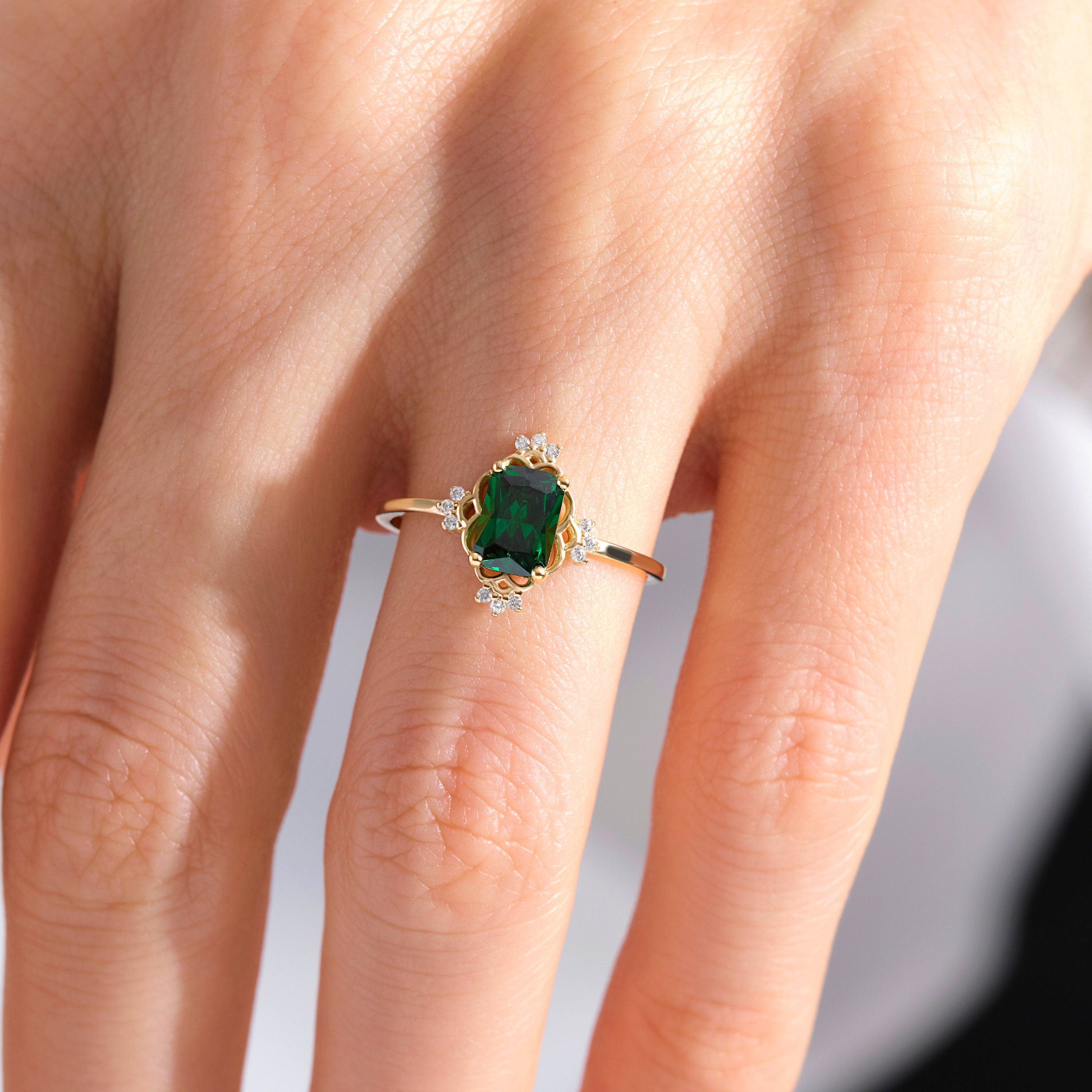 Emerald Cut Emerald Wedding Ring – 14K Solid Gold Band with Side Diamonds 💚✨
This Emerald Cut Wedding Ring celebrates timeless beauty and craftsmanship. Featuring a stunning 7x5 mm natural emerald surrounded by sparkling side diamonds, it radiates sophistication and meaning. The rectangular emerald symbolizes renewal and growth — a perfect piece for weddings, anniversaries, or milestone celebrations.