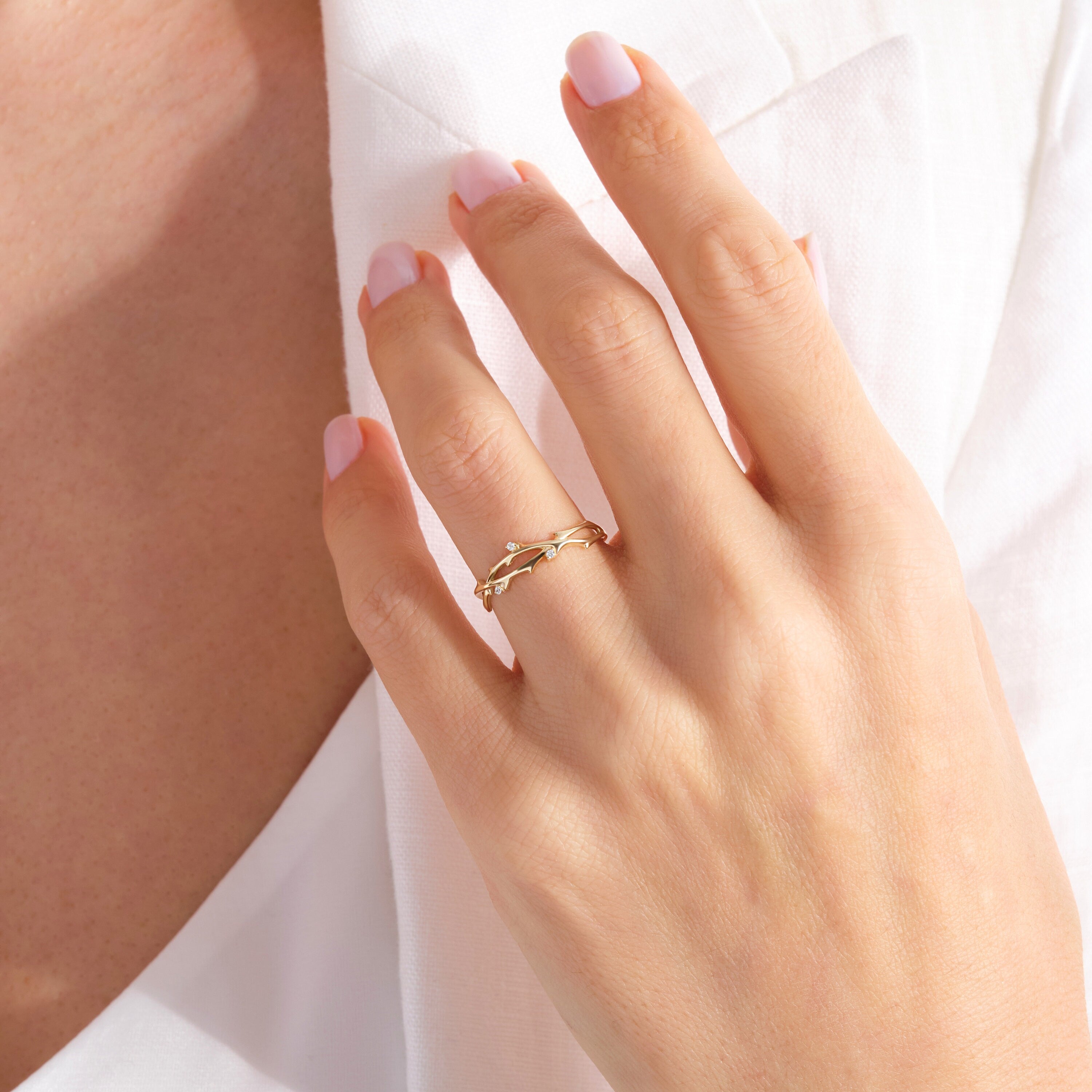 Thin Diamond Twig Engagement Ring – 14K Solid Gold Split Shank Band 🌿💎
Celebrate love and nature with this handcrafted twig engagement ring, delicately designed to resemble graceful branches and ivy leaves. Featuring small diamonds or moissanite, this ring blends organic beauty with timeless elegance — a meaningful choice for women who appreciate natural details and refined simplicity.