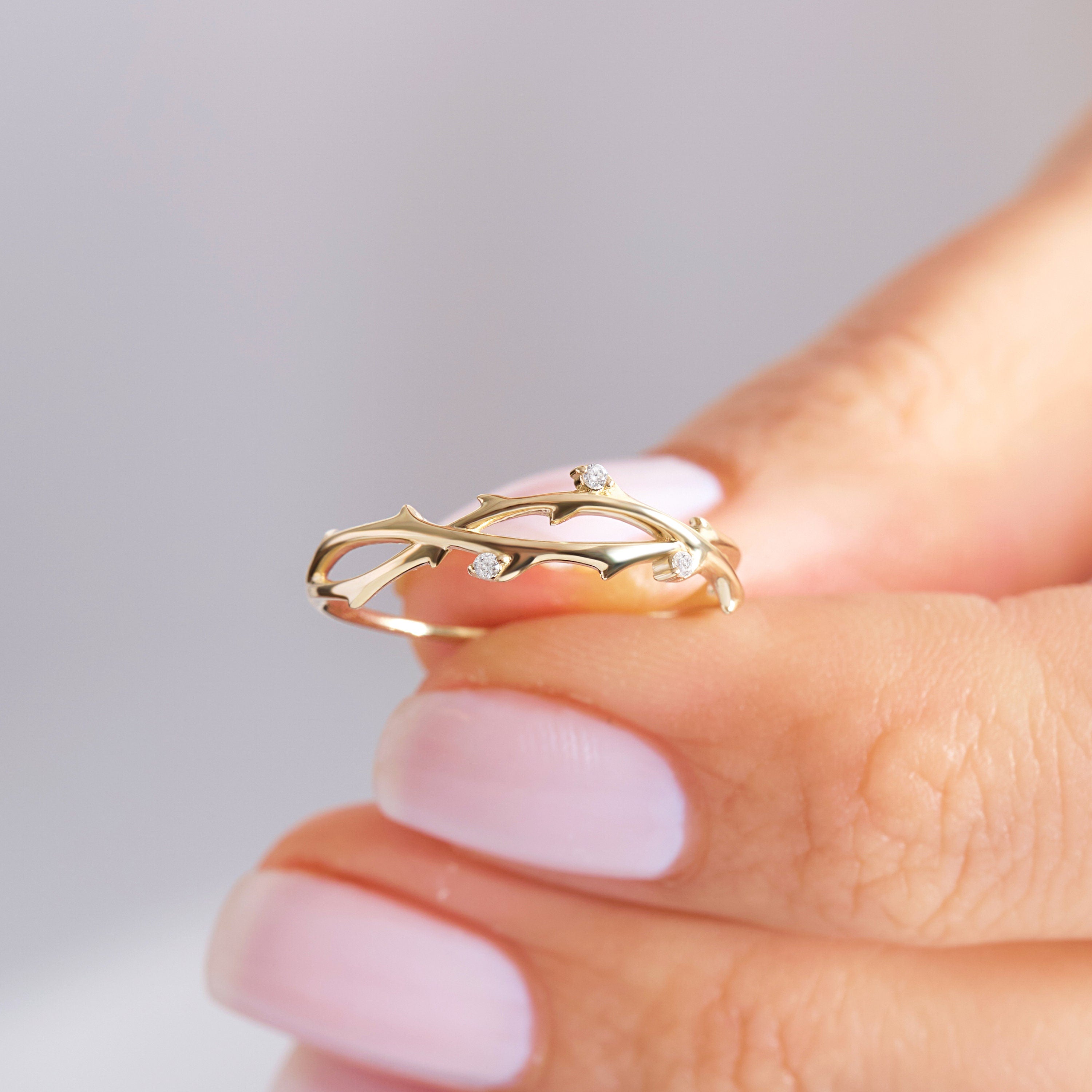 Thin Diamond Twig Engagement Ring – 14K Solid Gold Split Shank Band 🌿💎
Celebrate love and nature with this handcrafted twig engagement ring, delicately designed to resemble graceful branches and ivy leaves. Featuring small diamonds or moissanite, this ring blends organic beauty with timeless elegance — a meaningful choice for women who appreciate natural details and refined simplicity.