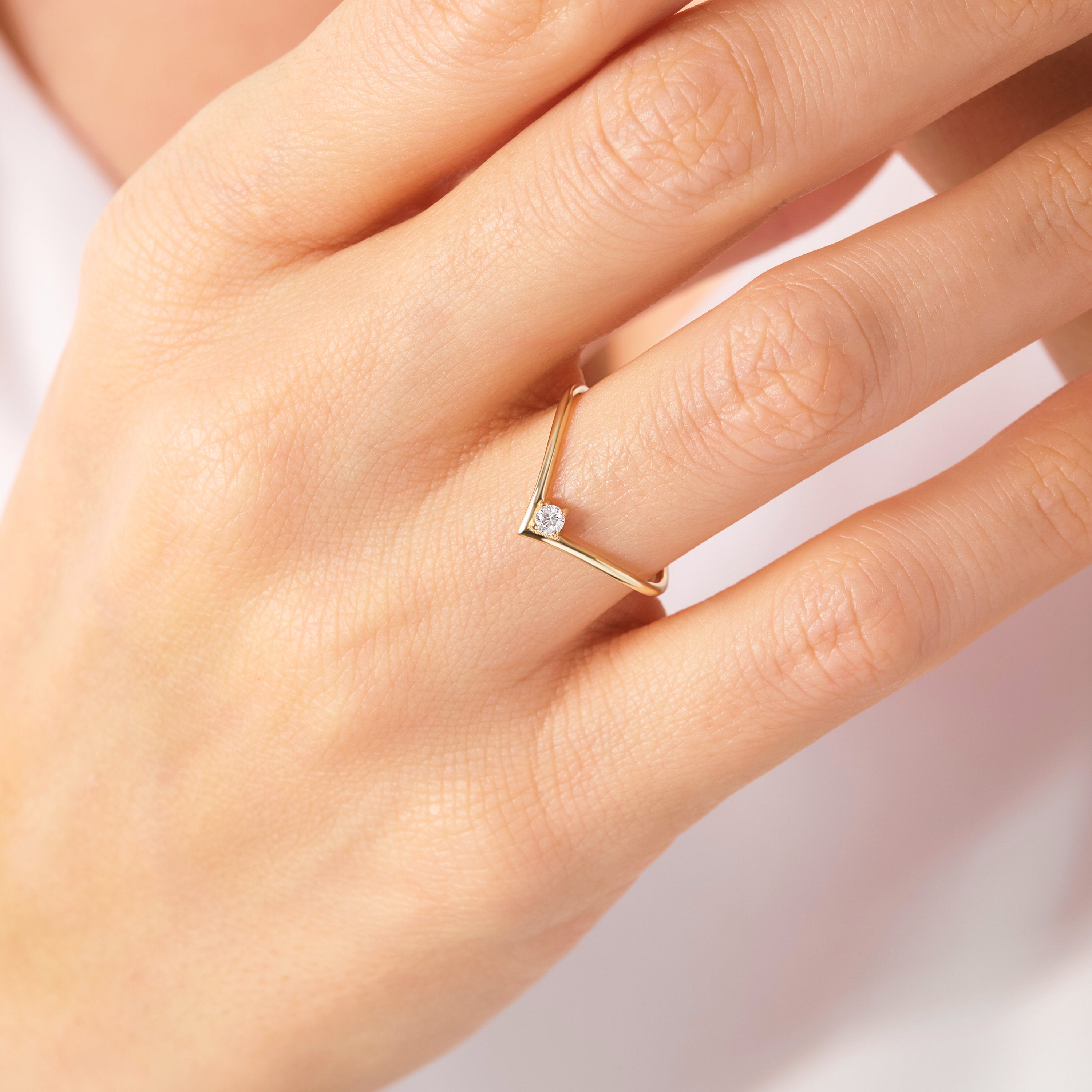 Solo Diamond V Engagement Ring – 14K Solid Gold Chevron Band 💎✨
Elegant and timeless, this Solo Diamond V Engagement Ring combines minimalism with meaning. Crafted in solid 14K gold, it features a single brilliant 2.2 mm round-cut diamond or moissanite, delicately placed at the center of a V-shaped chevron band — symbolizing harmony, strength, and eternal connection.