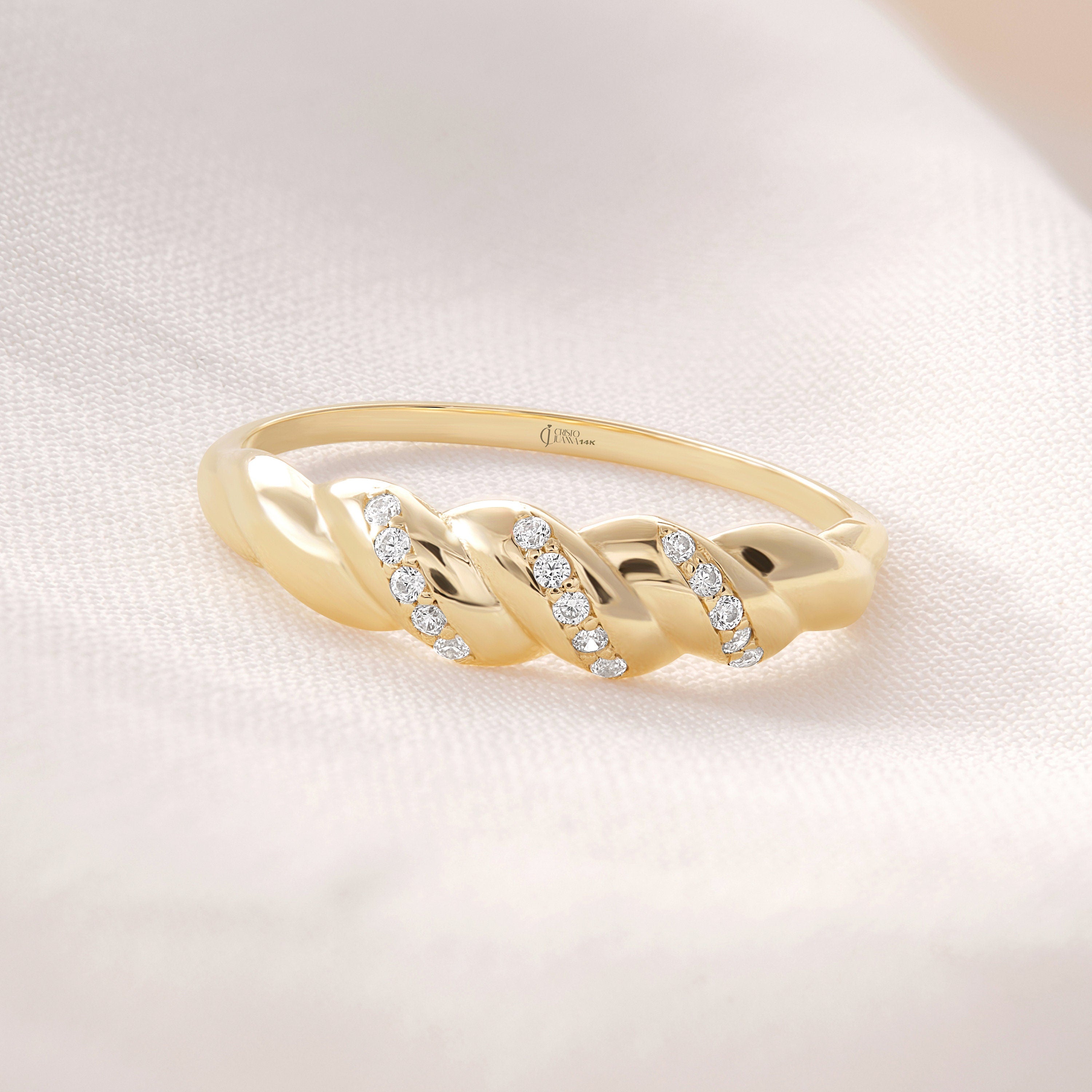 Croissant Dome Cluster Diamond Statement Ring 💛🥐
Bold, luxurious, and full of charm — this Croissant Dome Ring is a stunning fusion of French elegance and contemporary edge. With its twisted rope dome design and a sparkling cluster of diamonds or moissanite, it’s the perfect chunky bold ring for women who want to make a statement.

Whether you're celebrating love, style, or yourself, this croissant promise ring brings timeless glow to every moment.