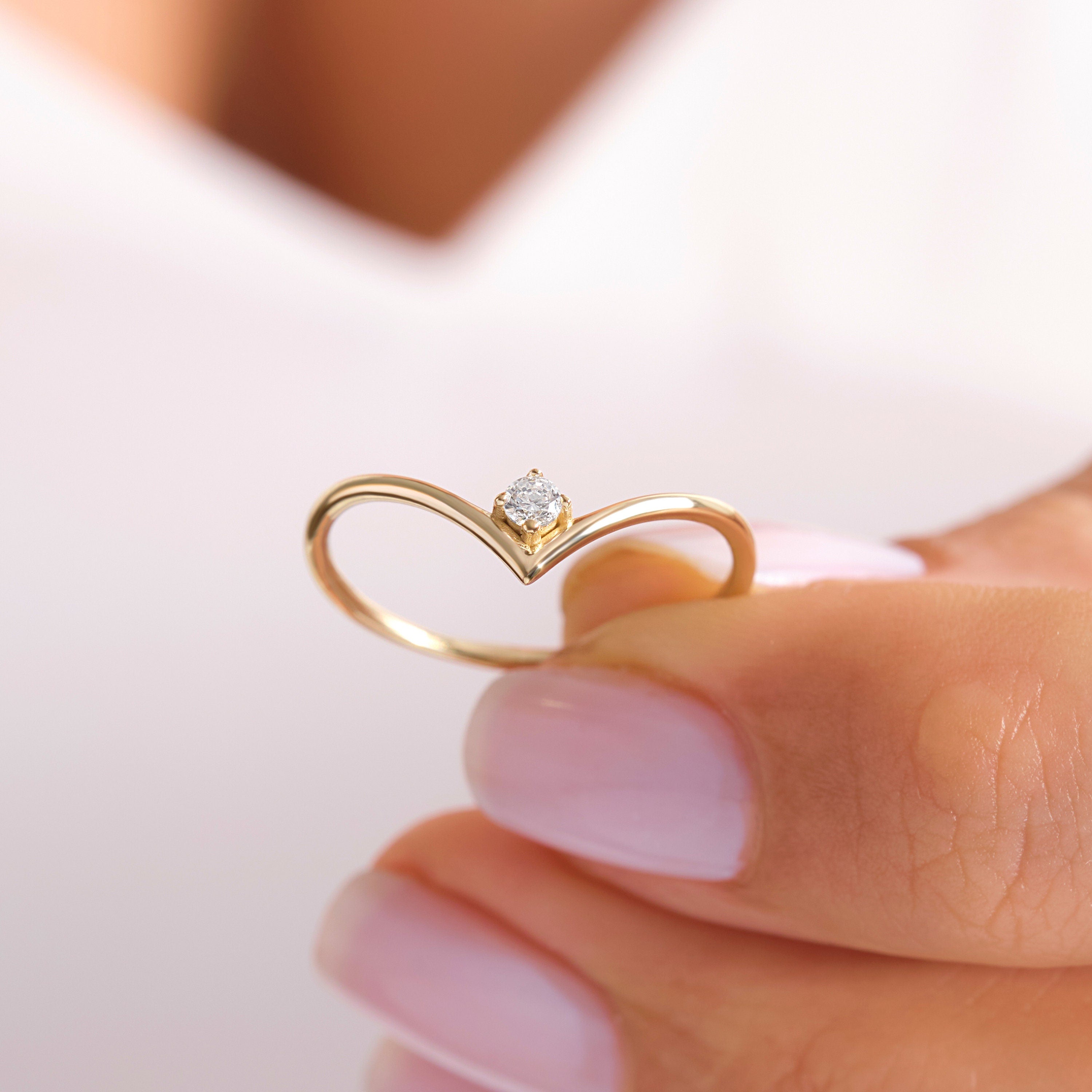 Solo Diamond V Engagement Ring – 14K Solid Gold Chevron Band 💎✨
Elegant and timeless, this Solo Diamond V Engagement Ring combines minimalism with meaning. Crafted in solid 14K gold, it features a single brilliant 2.2 mm round-cut diamond or moissanite, delicately placed at the center of a V-shaped chevron band — symbolizing harmony, strength, and eternal connection.