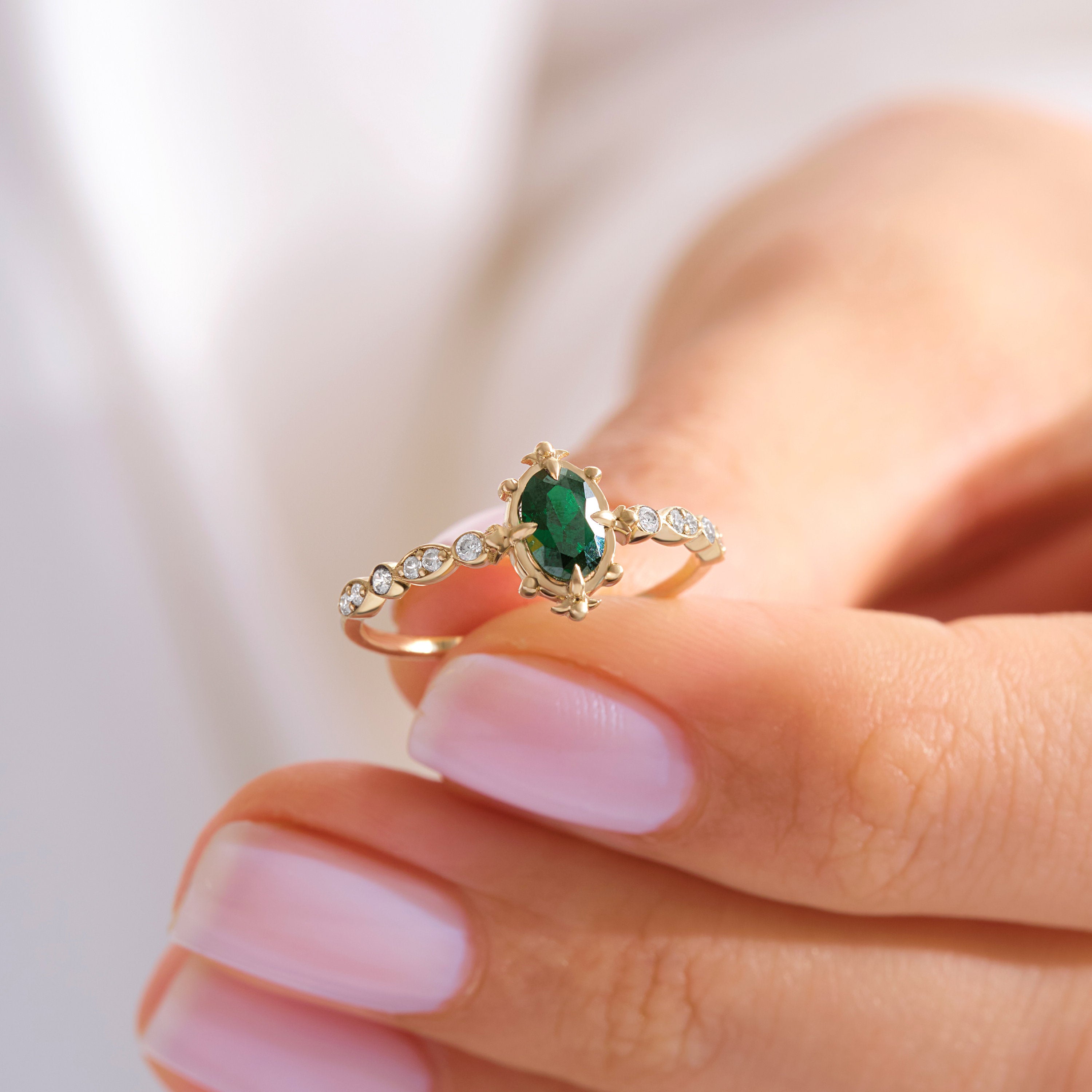Oval Emerald Art Deco Wedding Ring – 10K / 14K / 18K Solid Gold 💚✨
A stunning oval-cut emerald set on a sleek art deco-inspired band, accented with sparkling round diamonds. Perfect as a birthstone, engagement, or wedding ring, this elegant design can also be customized with Diamond or Moissanite side stones.