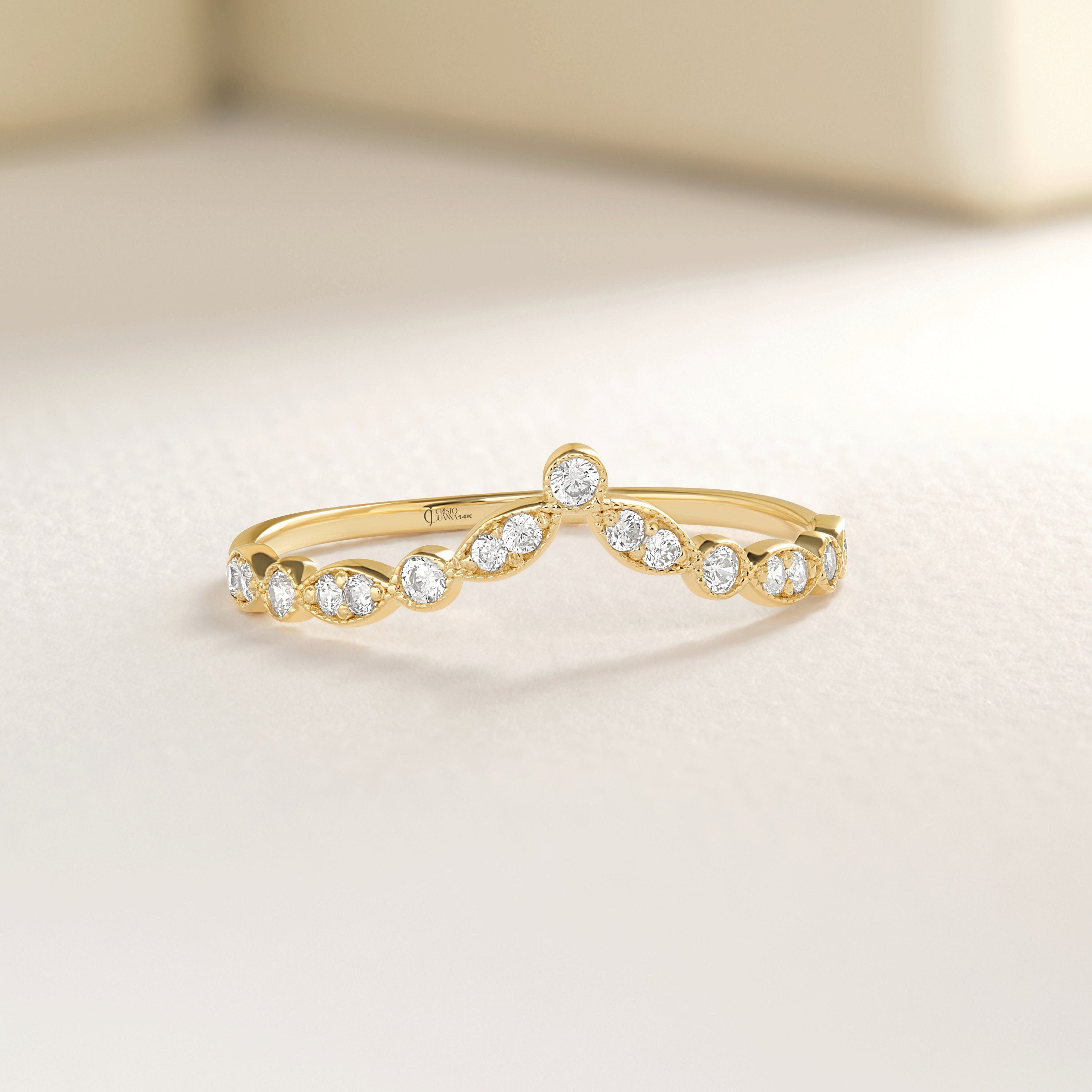 V Shape Chevron Diamond Band Engagement Ring – 14K Solid Gold ✨💎
This elegant Chevron Diamond Band features a refined V-shape design, perfect to wear alone or as a nesting band with your engagement ring. A timeless and minimalist piece, handcrafted to add sparkle to every occasion.
