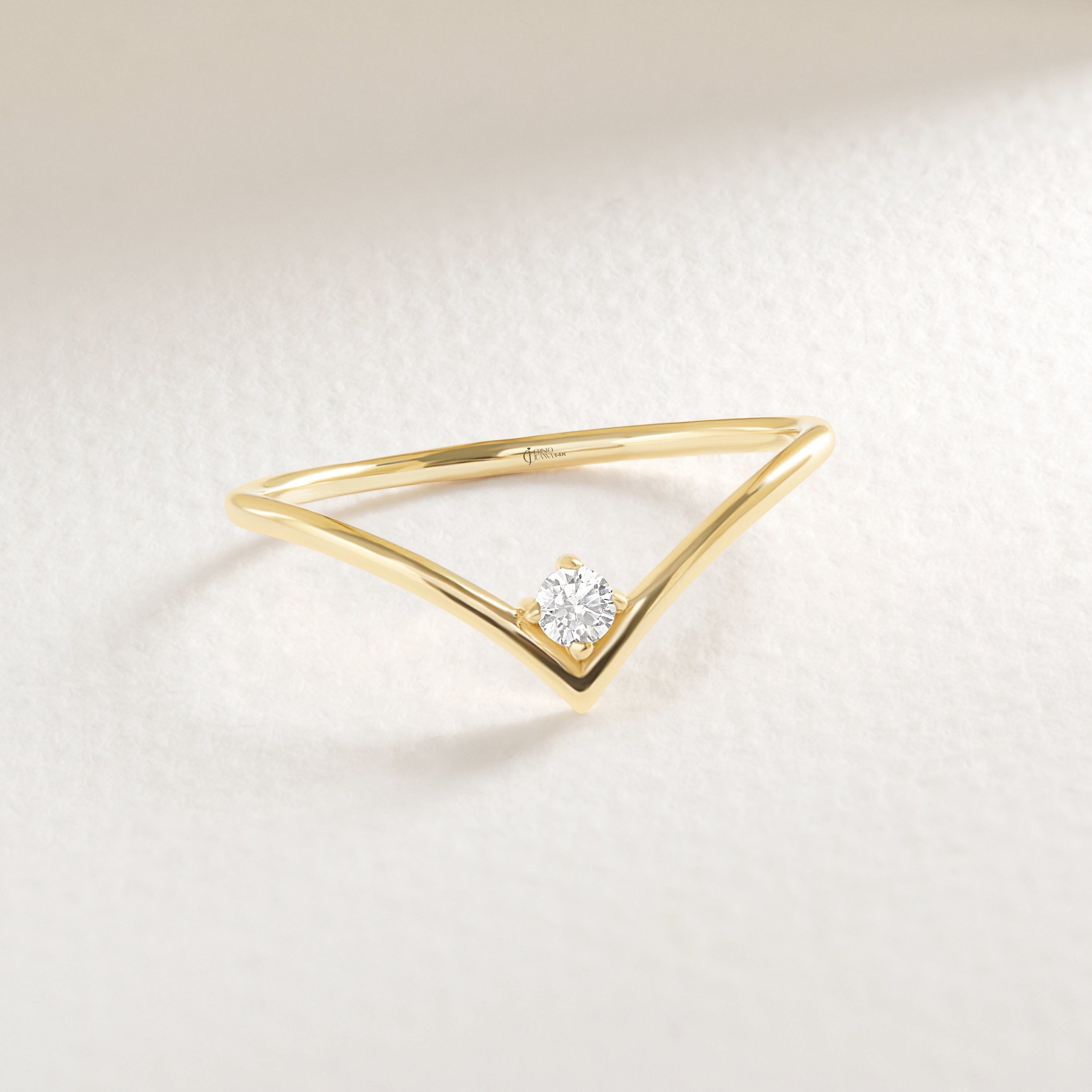 Solo Diamond V Engagement Ring – 14K Solid Gold Chevron Band 💎✨
Elegant and timeless, this Solo Diamond V Engagement Ring combines minimalism with meaning. Crafted in solid 14K gold, it features a single brilliant 2.2 mm round-cut diamond or moissanite, delicately placed at the center of a V-shaped chevron band — symbolizing harmony, strength, and eternal connection.
