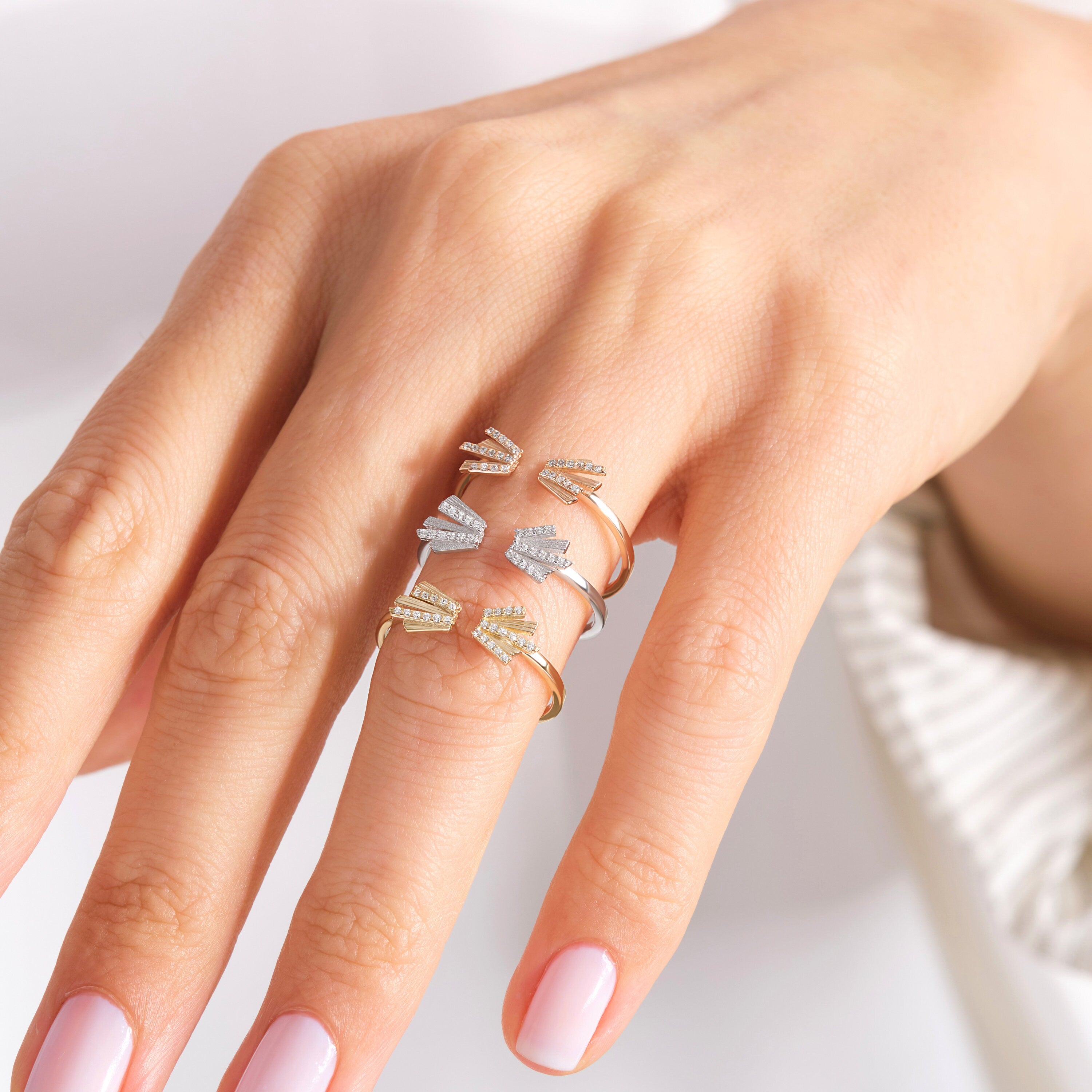 Thin Diamond W Shape Ring – 10K / 14K / 18K Solid Gold ✨💍
A delicate open W-shaped band adorned with tiny sparkling stones. This elegant design is perfect for stacking, wearing as a minimal statement, or gifting as a bridesmaid or anniversary ring.