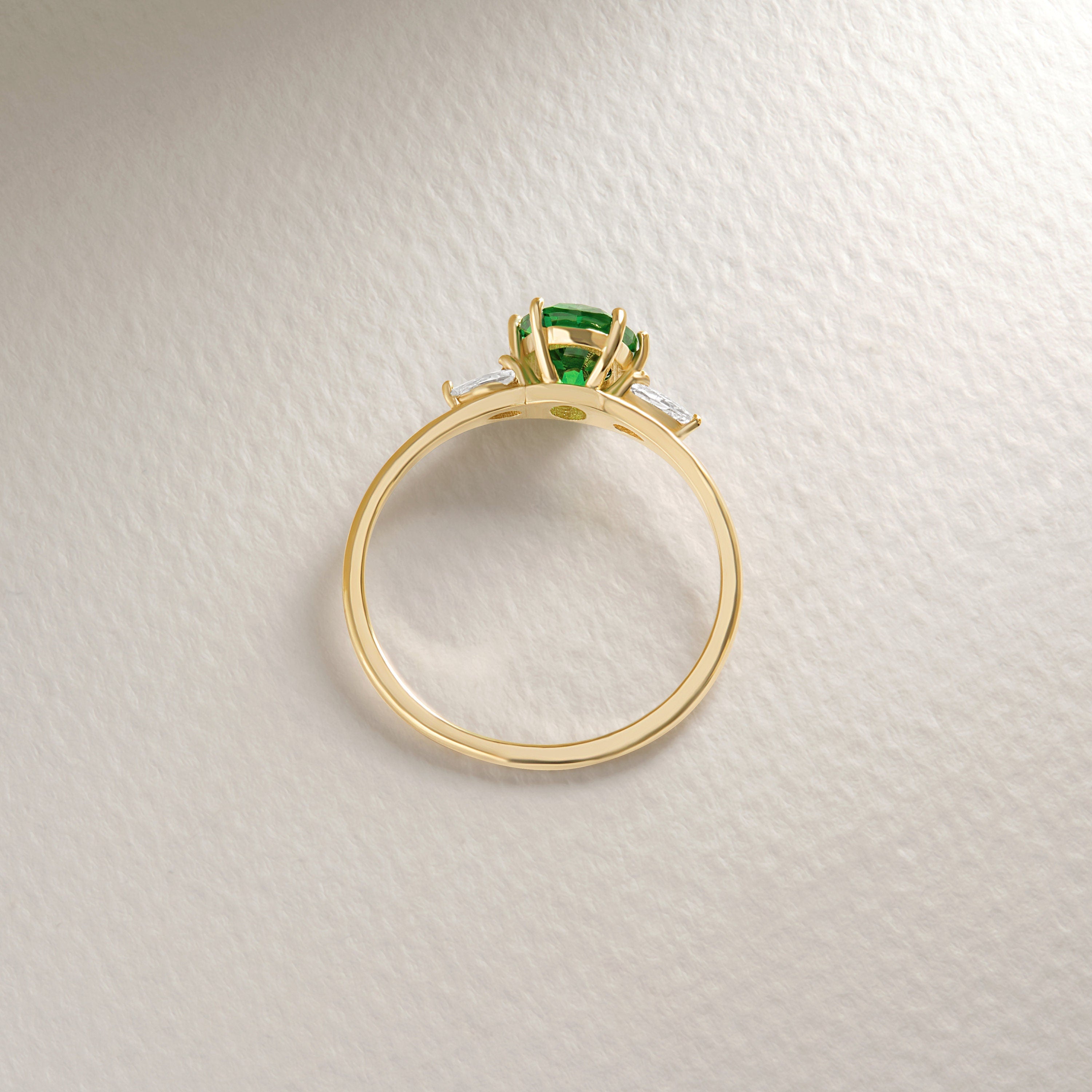 Oval Emerald Diamond Engagement Ring – 10K / 14K / 18K Solid Gold 💚✨
A bold and elegant oval-cut emerald center stone accented with two pear-cut side stones. This design symbolizes love and eternity, making it a perfect engagement or bridal gift ring. Stones can be customized with Diamond or Moissanite upon request.