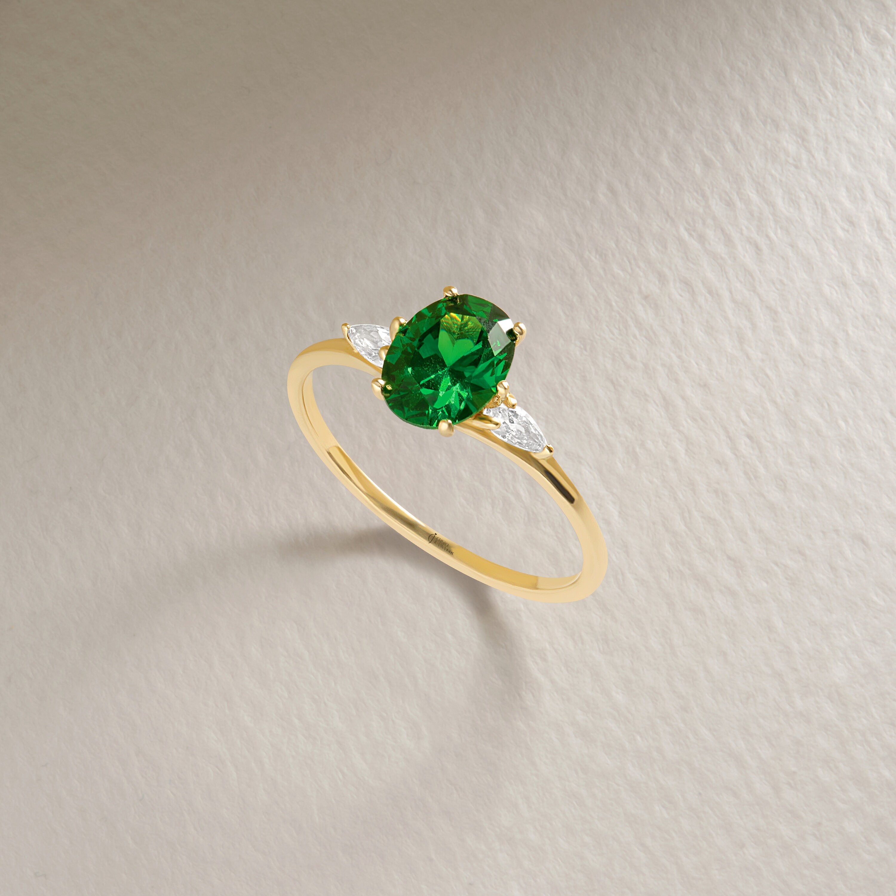 Oval Emerald Diamond Engagement Ring – 10K / 14K / 18K Solid Gold 💚✨
A bold and elegant oval-cut emerald center stone accented with two pear-cut side stones. This design symbolizes love and eternity, making it a perfect engagement or bridal gift ring. Stones can be customized with Diamond or Moissanite upon request.