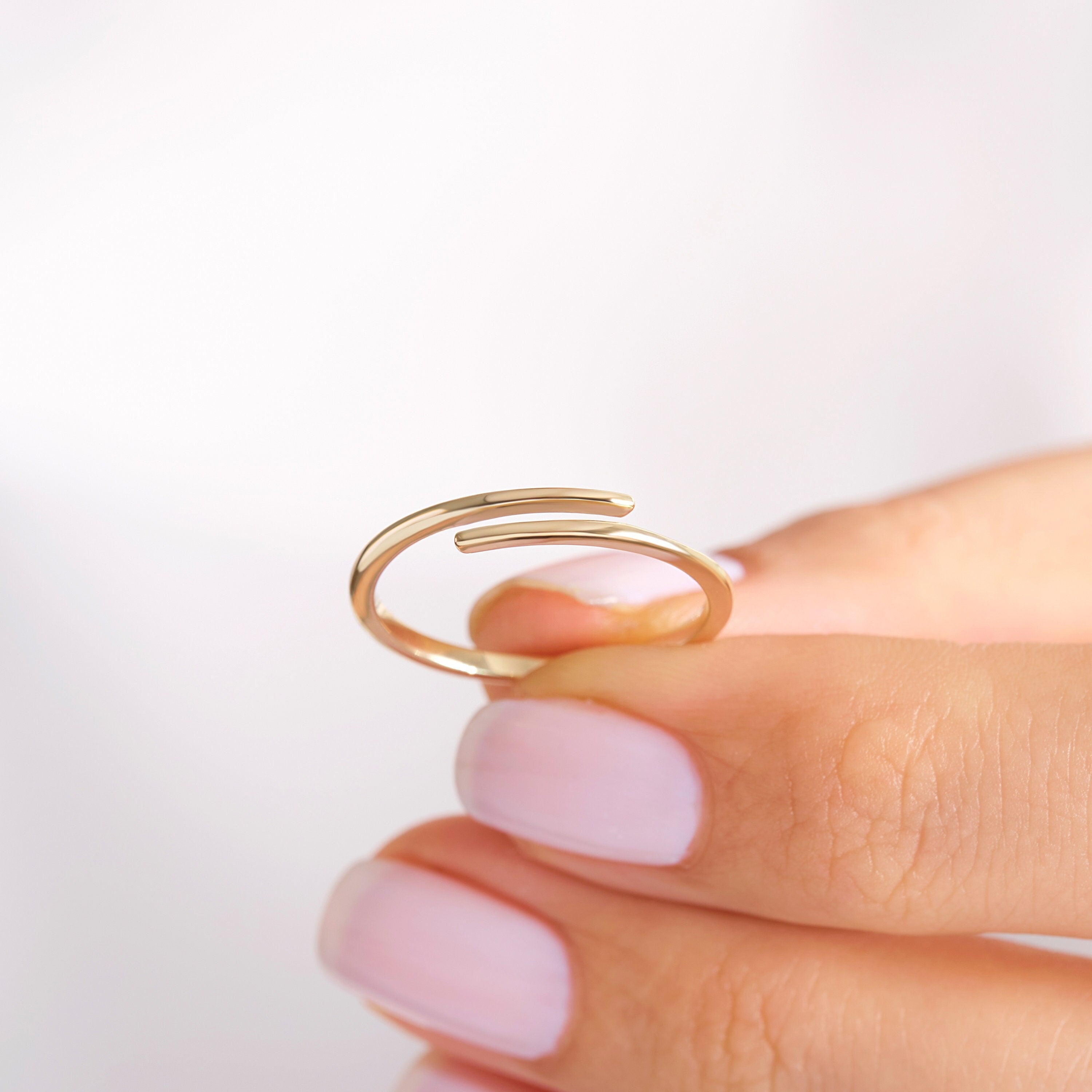 Open Spiral Wrap Statement Ring – 10K / 14K / 18K Solid Gold ✨💍
A bold yet minimal open spiral ring designed for everyday elegance. Its adjustable cuff style makes it easy to wear as a pinky, knuckle, or stackable statement ring. Perfect for gifting or adding a modern twist to your jewelry collection.