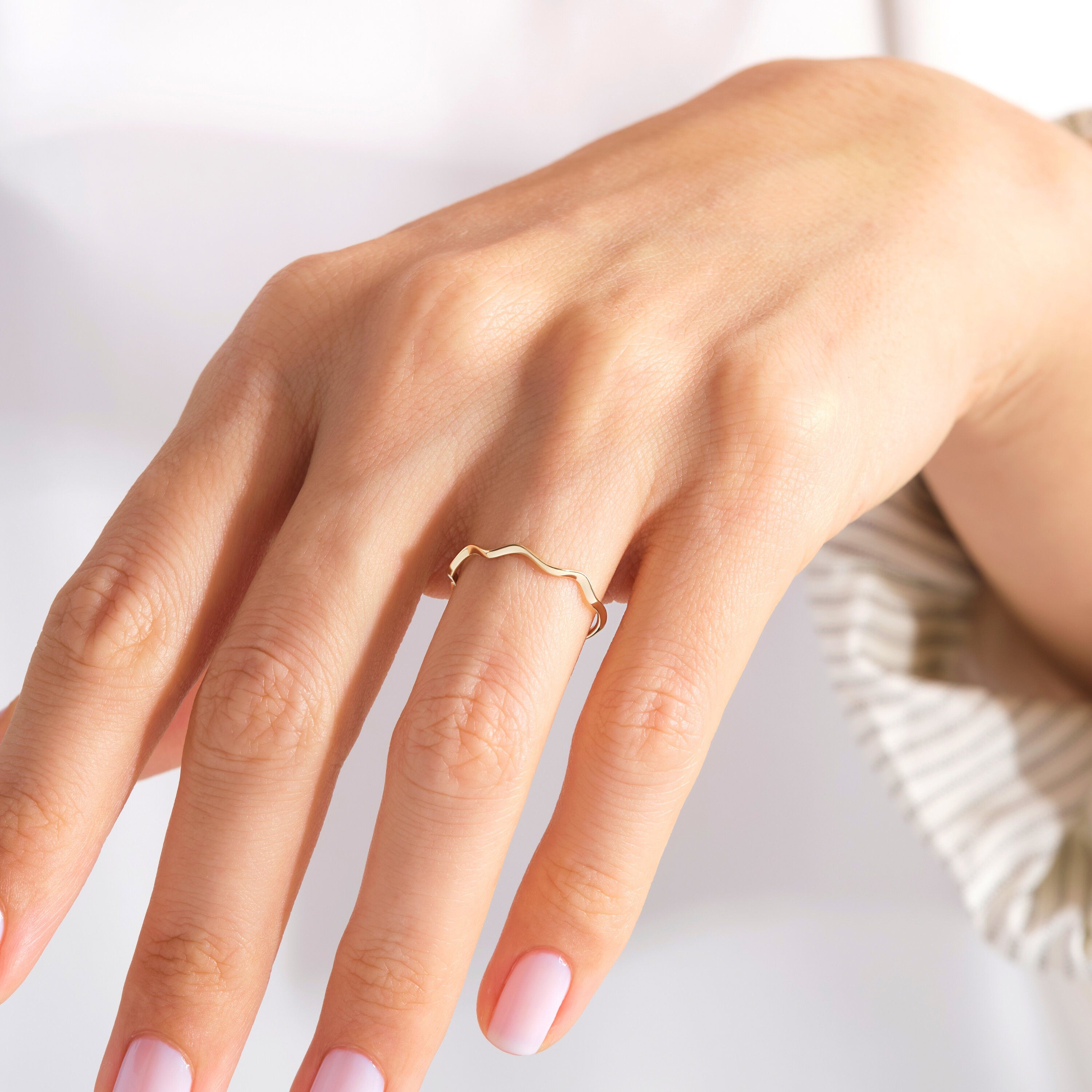 Wavy Squiggle Chevron Ring 💫 10K / 14K / 18K Solid Gold
Embrace your individuality with this abstract ripple ring! A modern chevron design combined with playful wave curves — perfect for stacking or wearing solo.