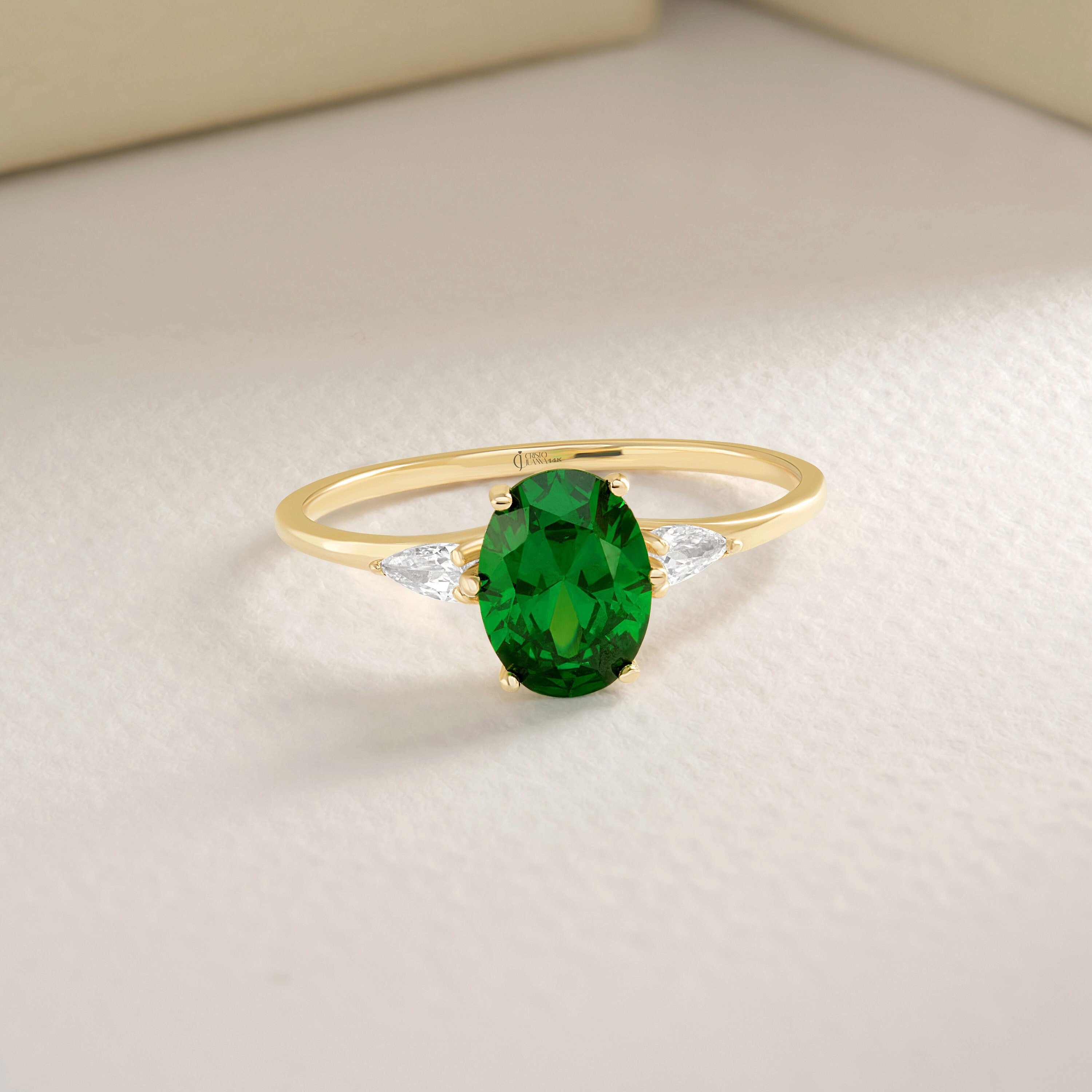 Oval Emerald Diamond Engagement Ring – 10K / 14K / 18K Solid Gold 💚✨
A bold and elegant oval-cut emerald center stone accented with two pear-cut side stones. This design symbolizes love and eternity, making it a perfect engagement or bridal gift ring. Stones can be customized with Diamond or Moissanite upon request.