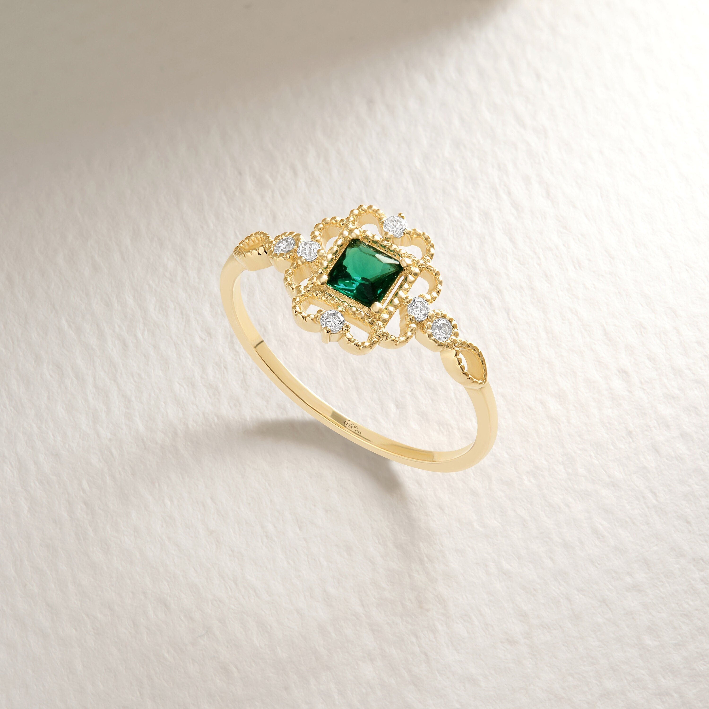 Princess Cut Emerald Engagement Ring – 10K / 14K / 18K Solid Gold 💚✨
A vibrant princess-cut emerald set in a delicate band accented with sparkling round diamonds. Its square silhouette and art deco charm make it a timeless engagement, promise, or birthstone ring. A perfect gift for emerald lovers and vintage jewelry enthusiasts.